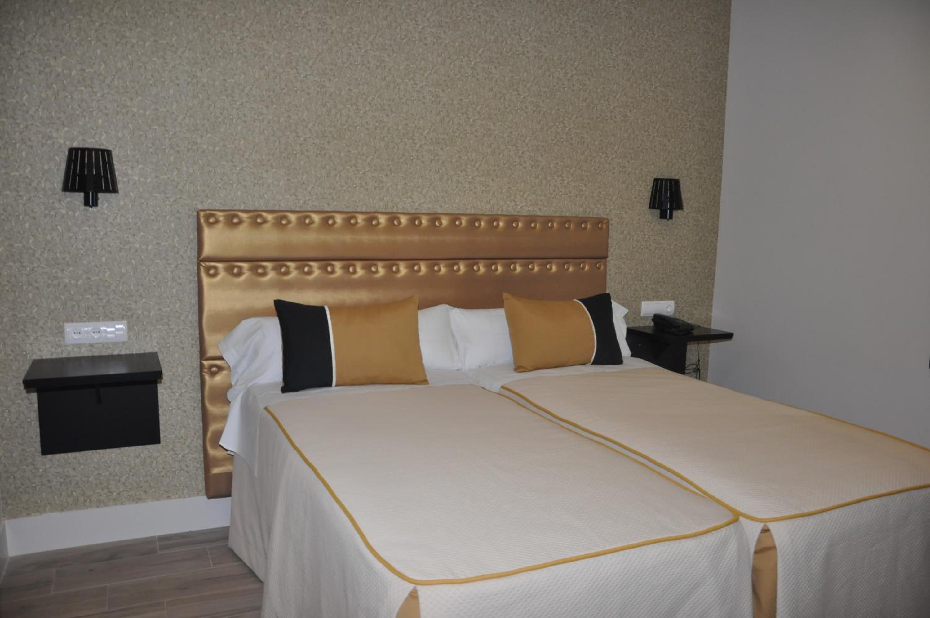 Standard Twin Room - Photo 13