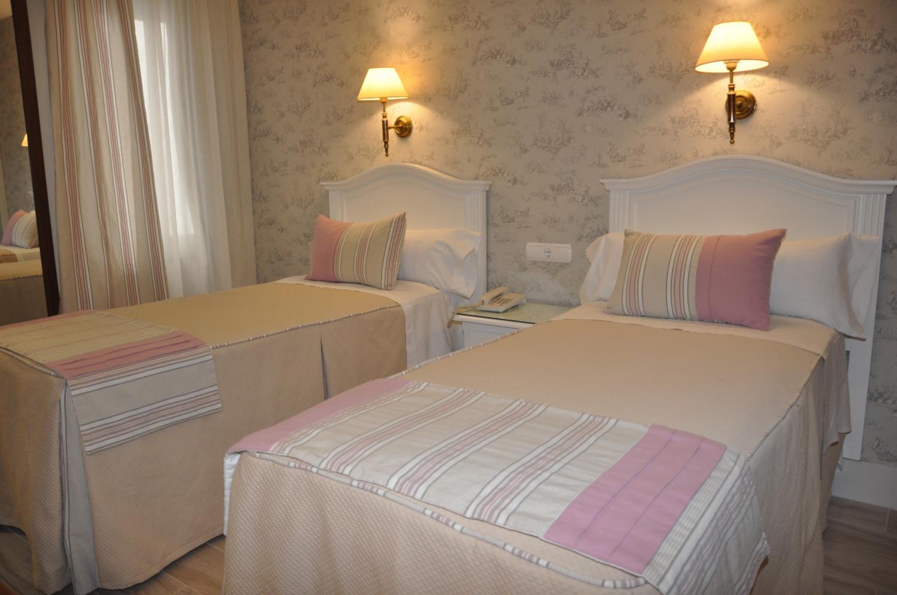 Standard Twin Room - Photo 14