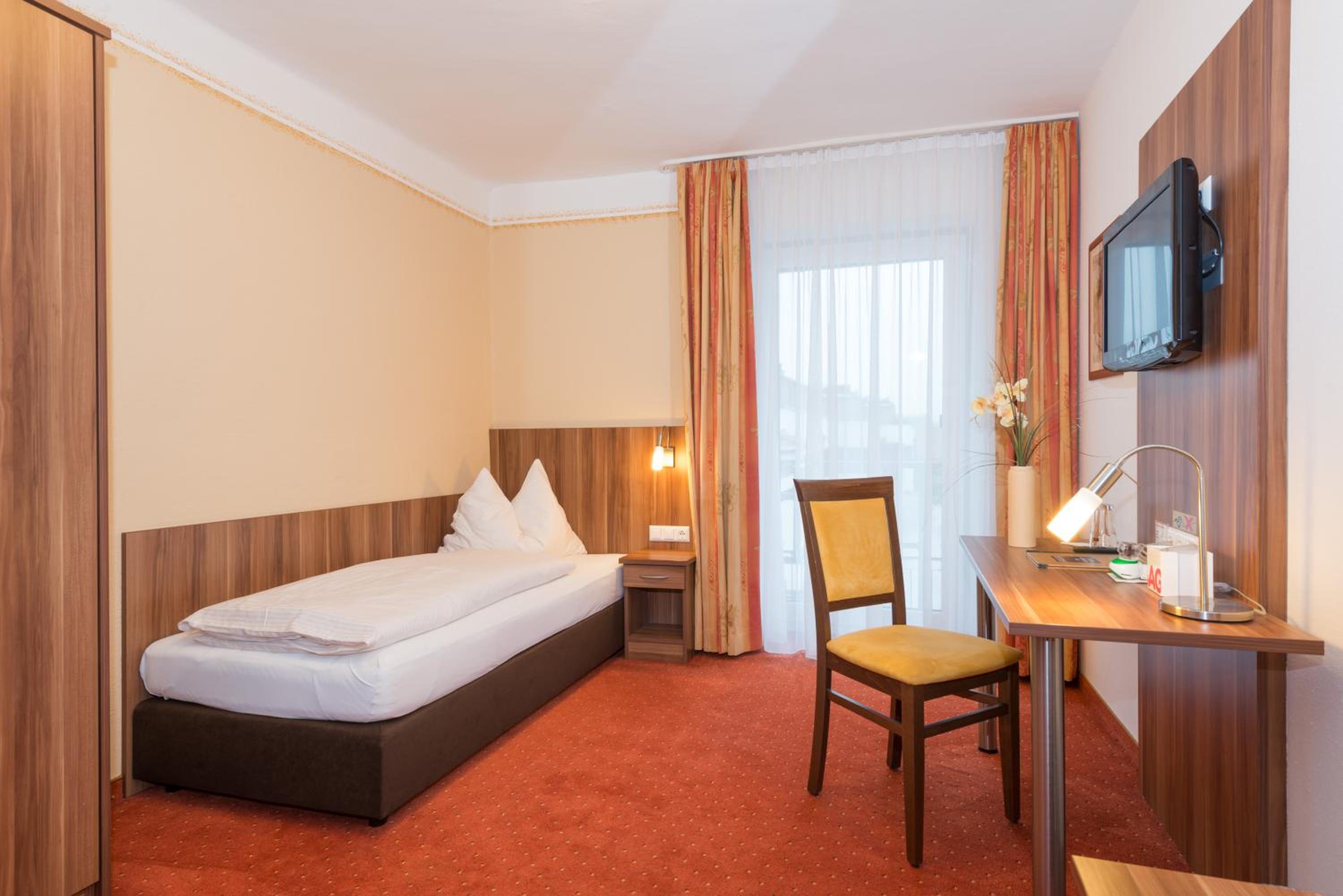 Single Room with Balcony photo 3
