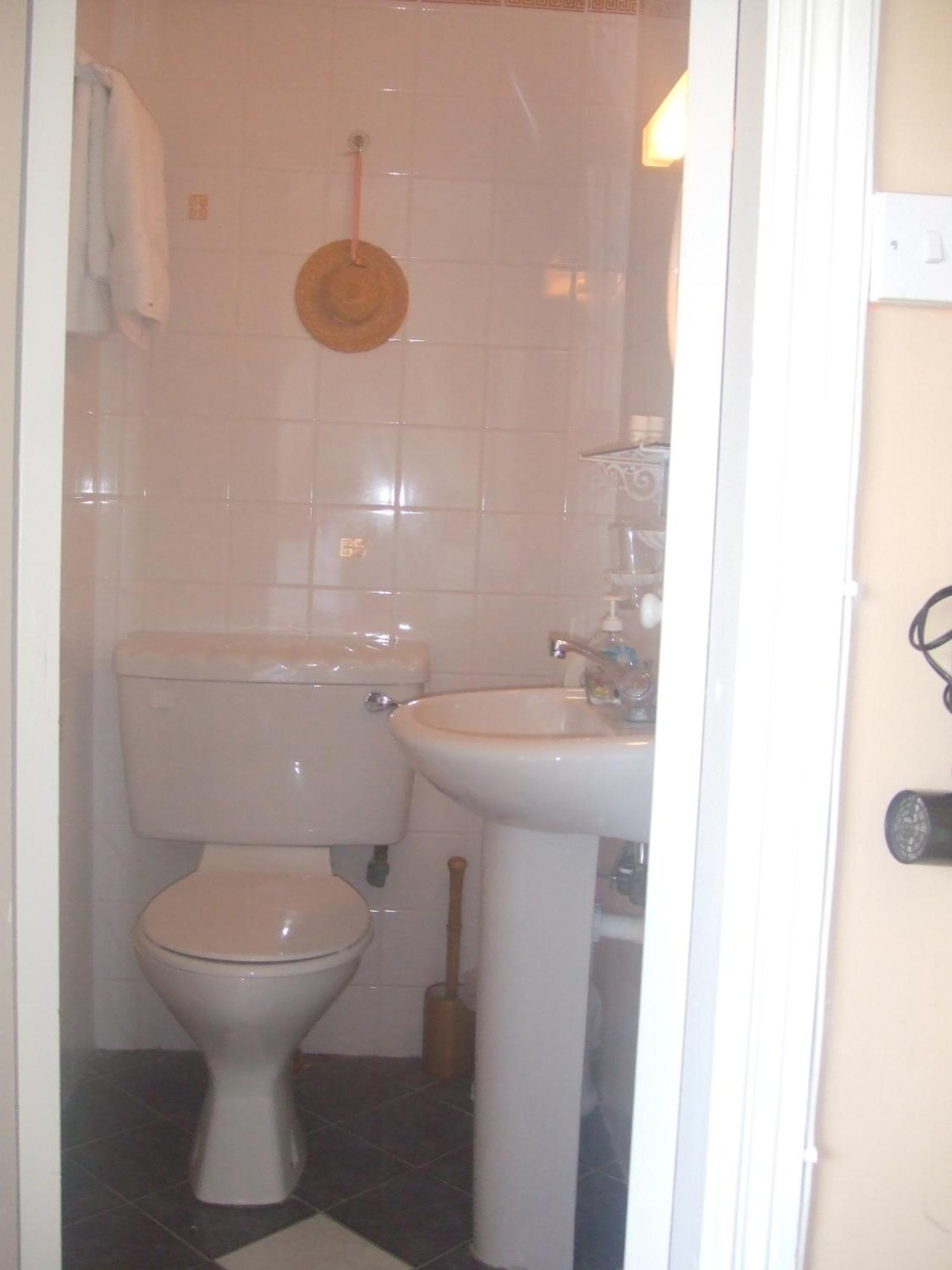 Double Room - Photo 5