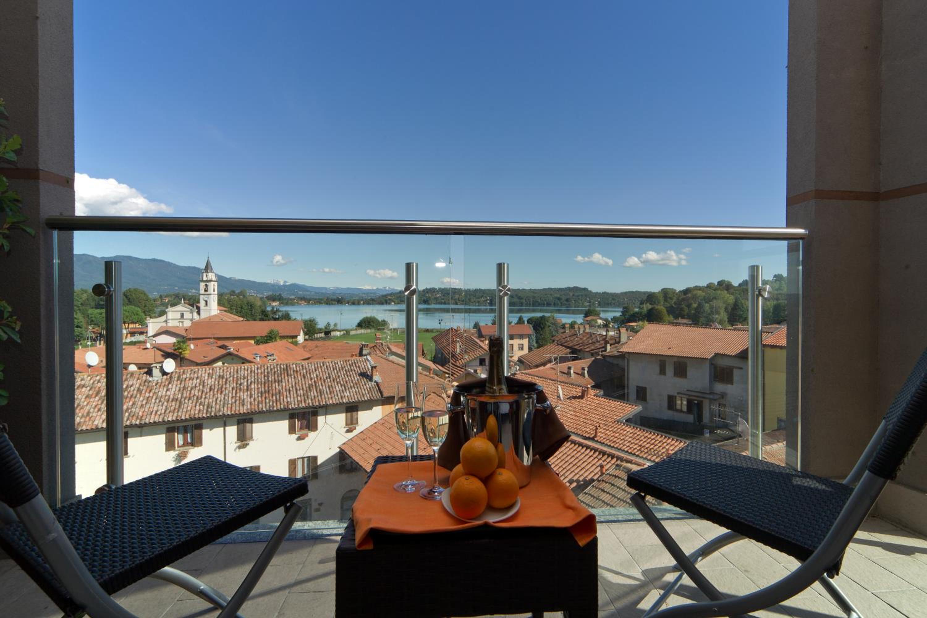 Double or Twin Room with Lake View - Photo 3