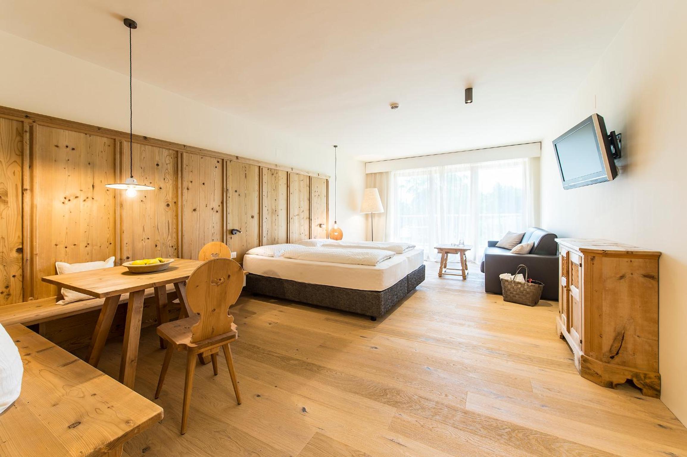 Deluxe King Suite with Terrace and Garden View photo 3