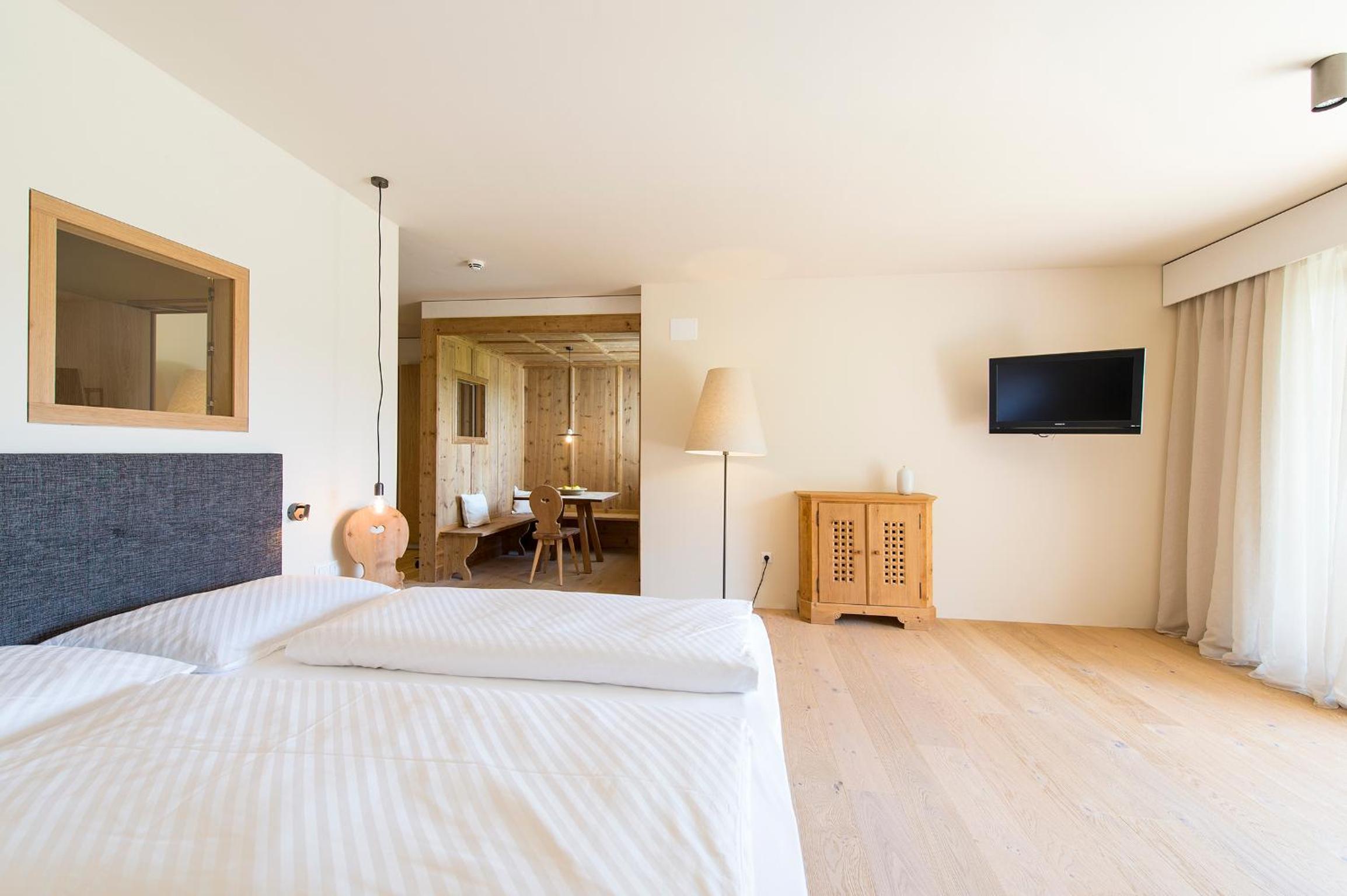 Deluxe King Suite with Terrace and Garden View photo 2