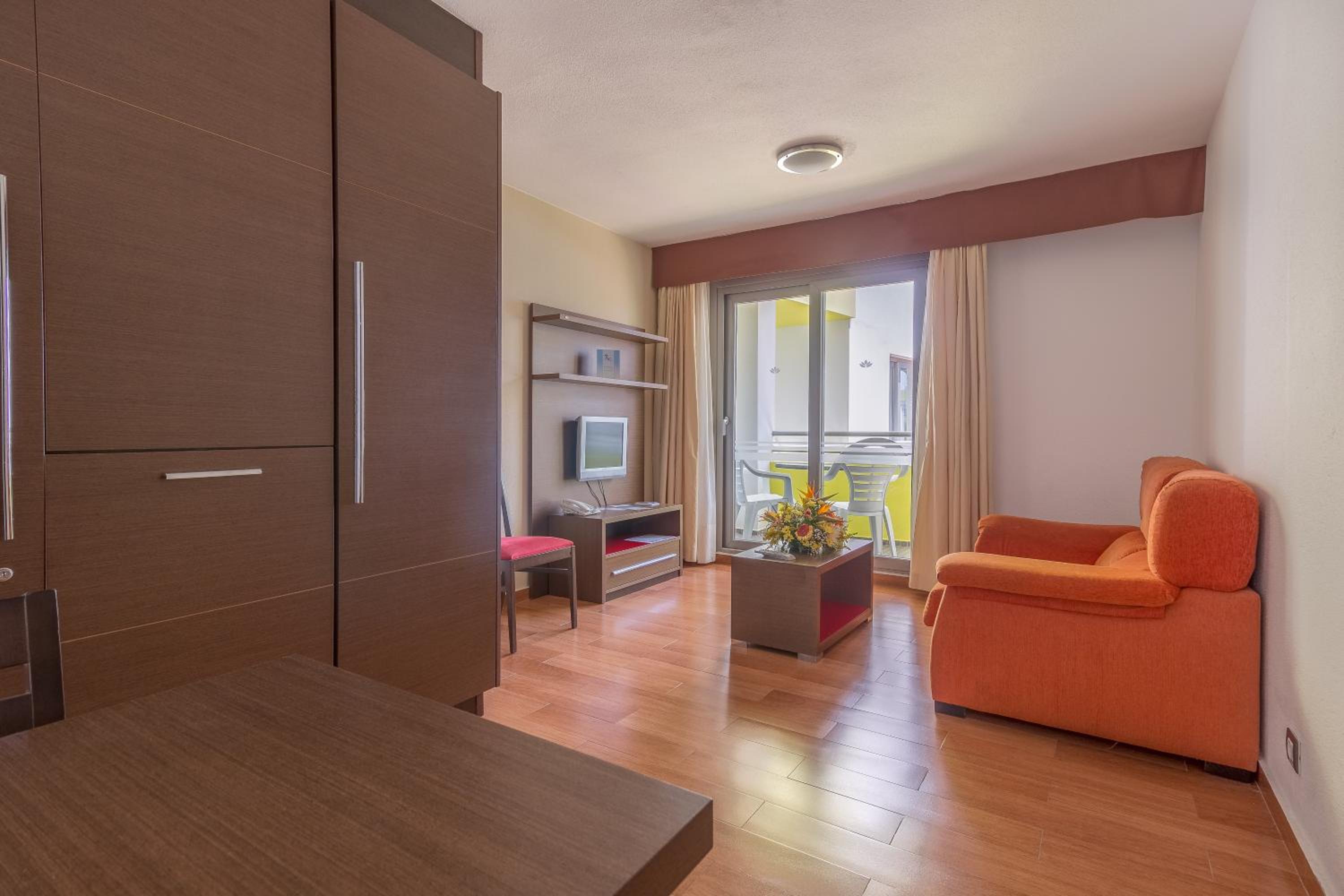Family Room (2 Adults + 1 Child)
