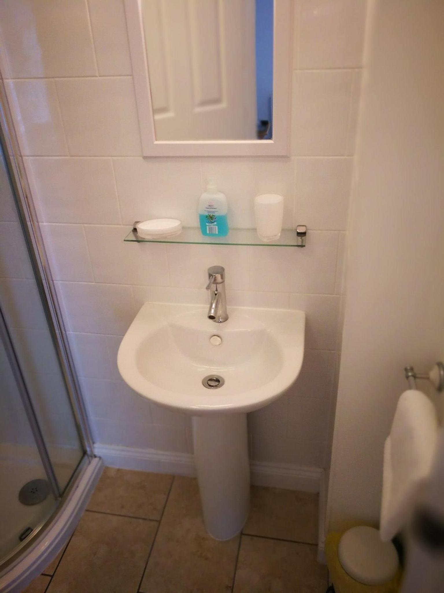 Double Room with Private Bathroom - Photo 7