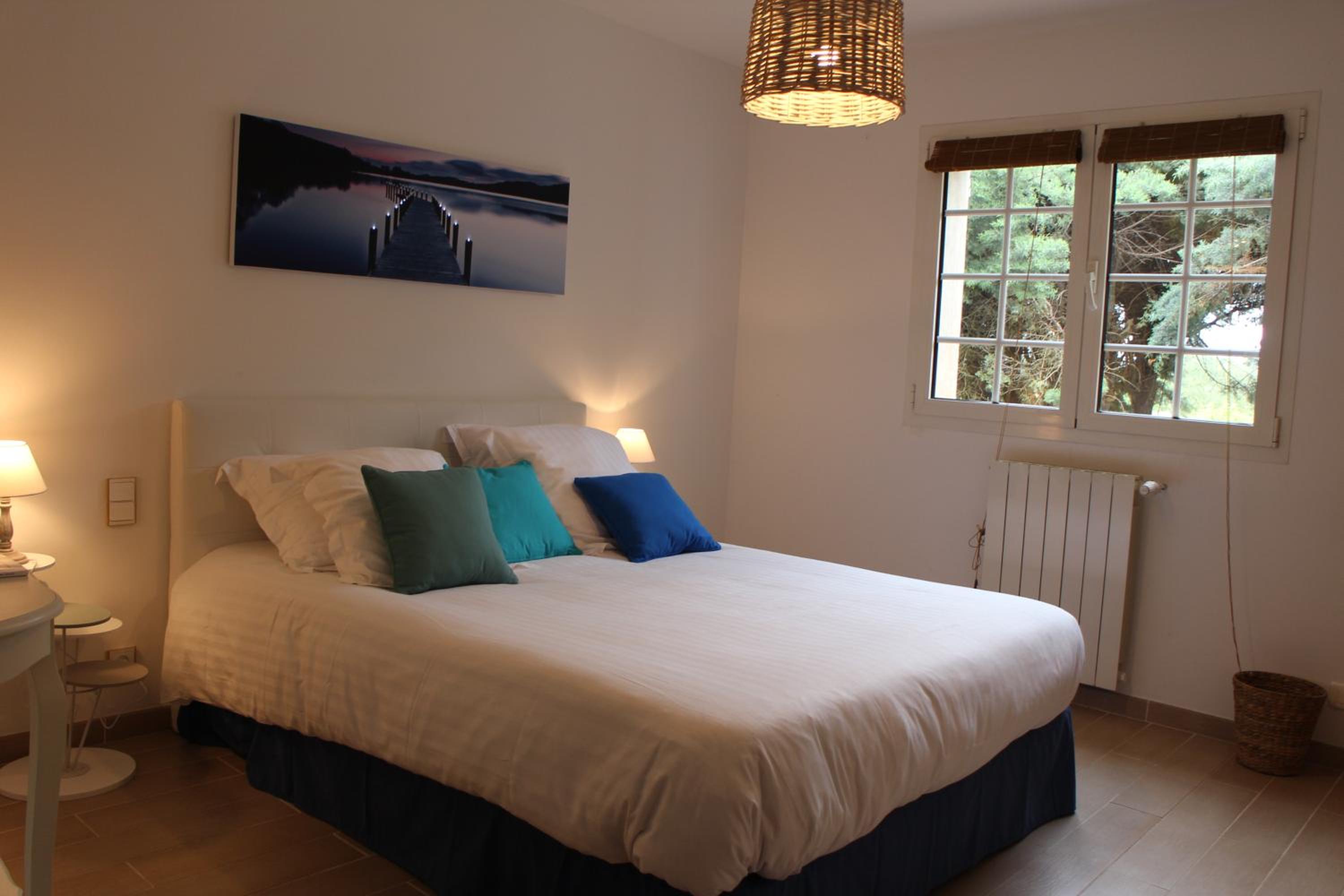 Deluxe Room (2 Adults + 1 Child) - Photo 17