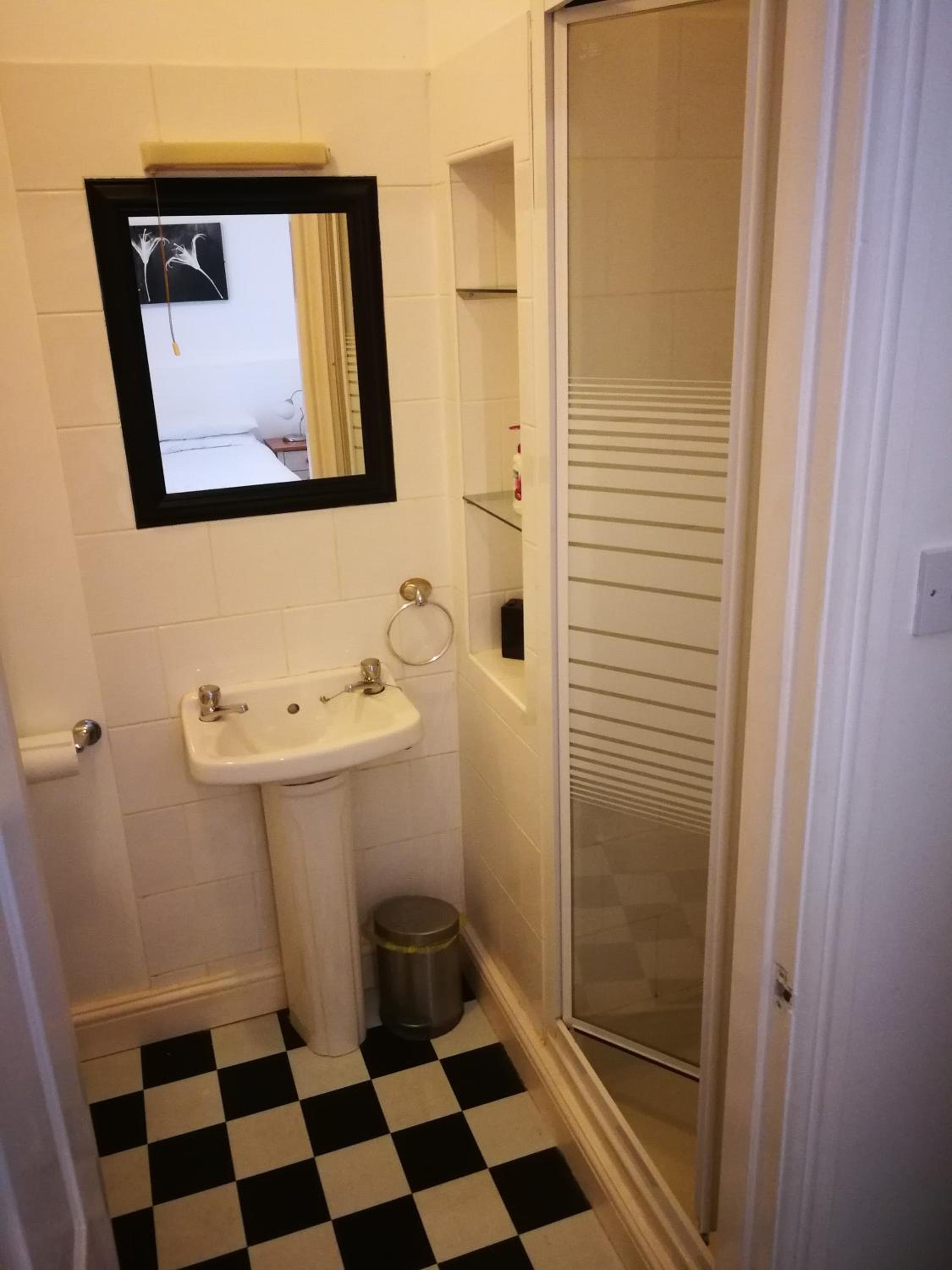 Double Room with Private Bathroom - Photo 5