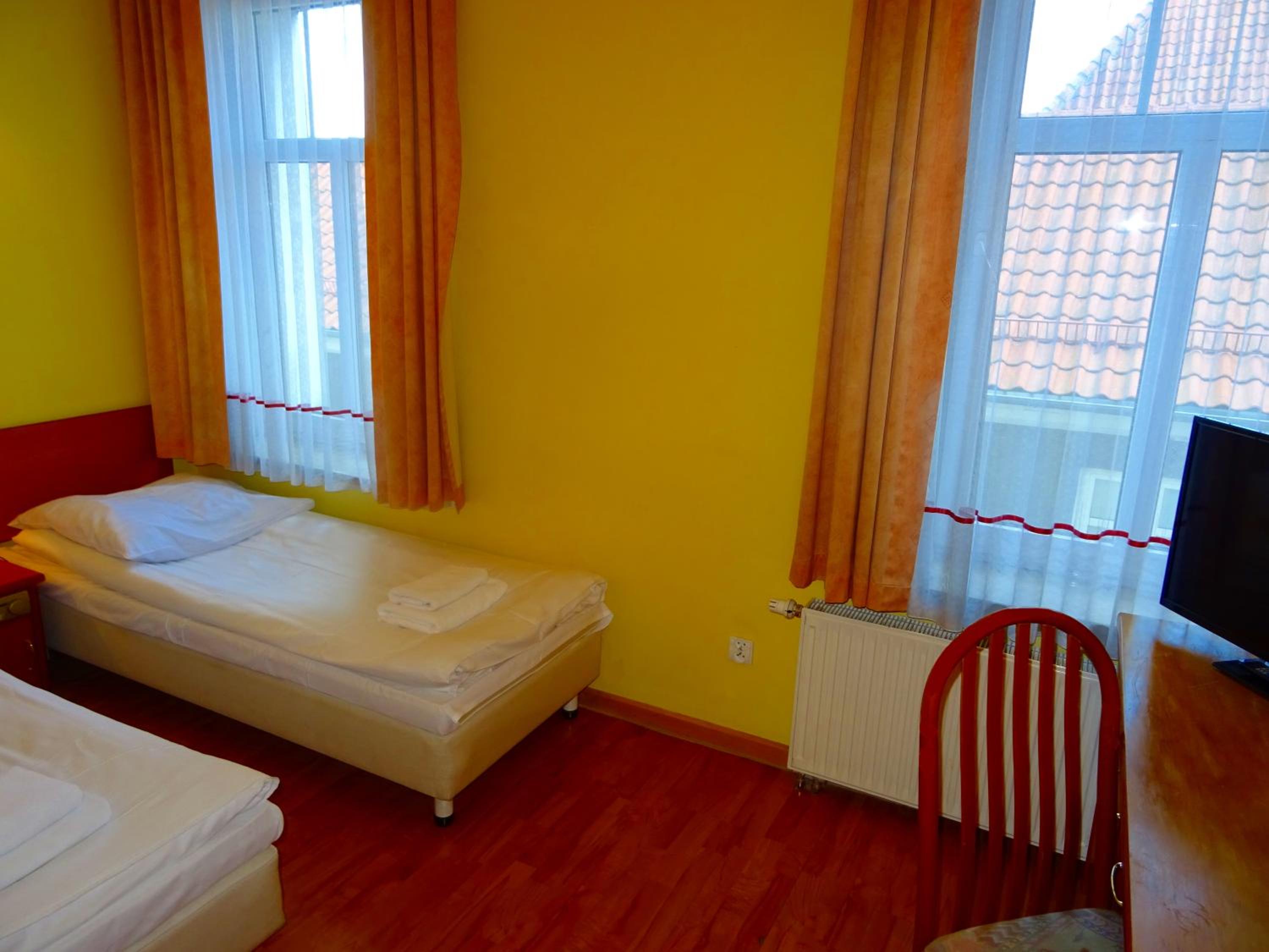 Standard Twin Room - Photo 4