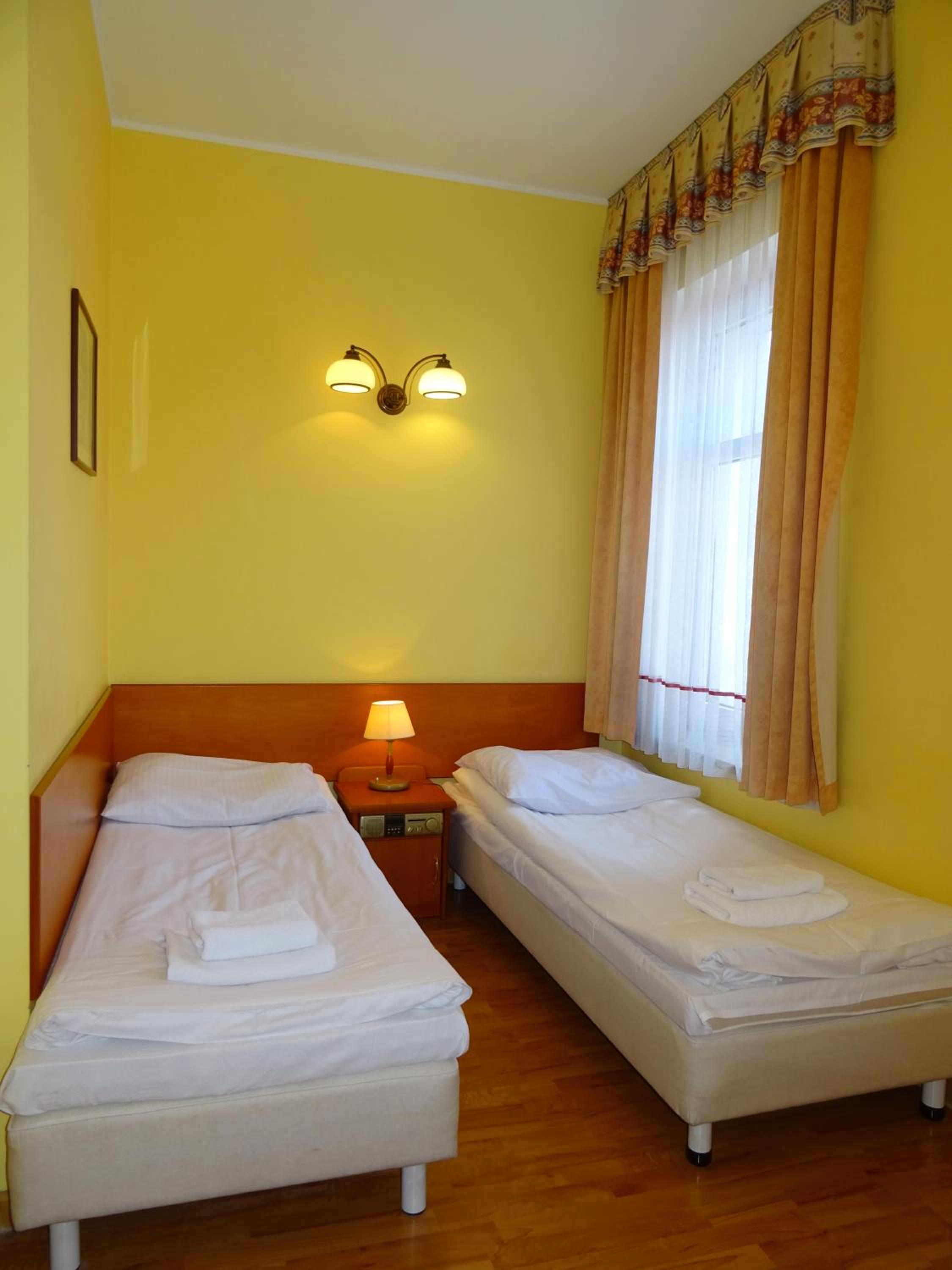 Standard Twin Room - Photo 1