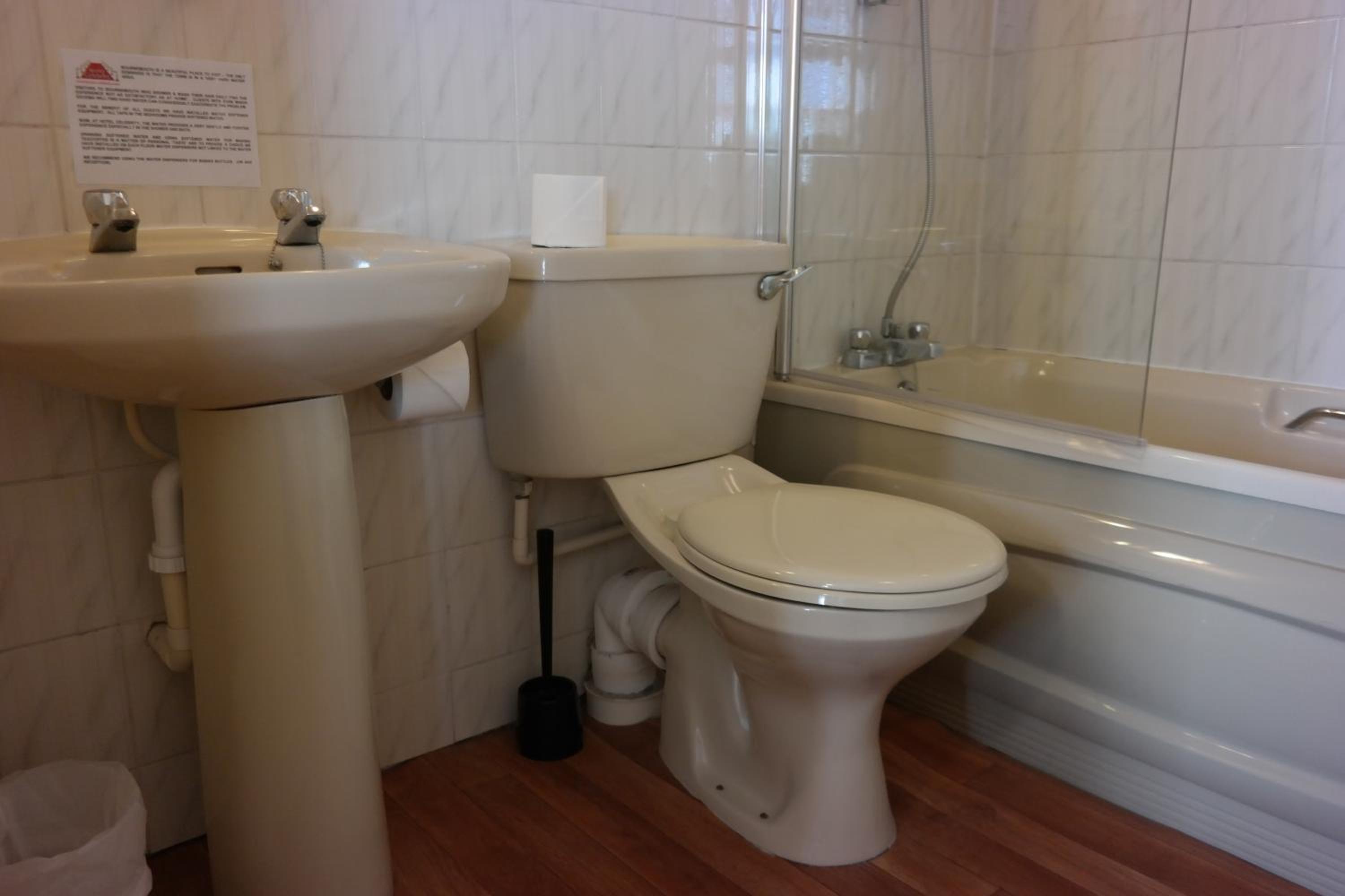 Standard Twin Room - Photo 6