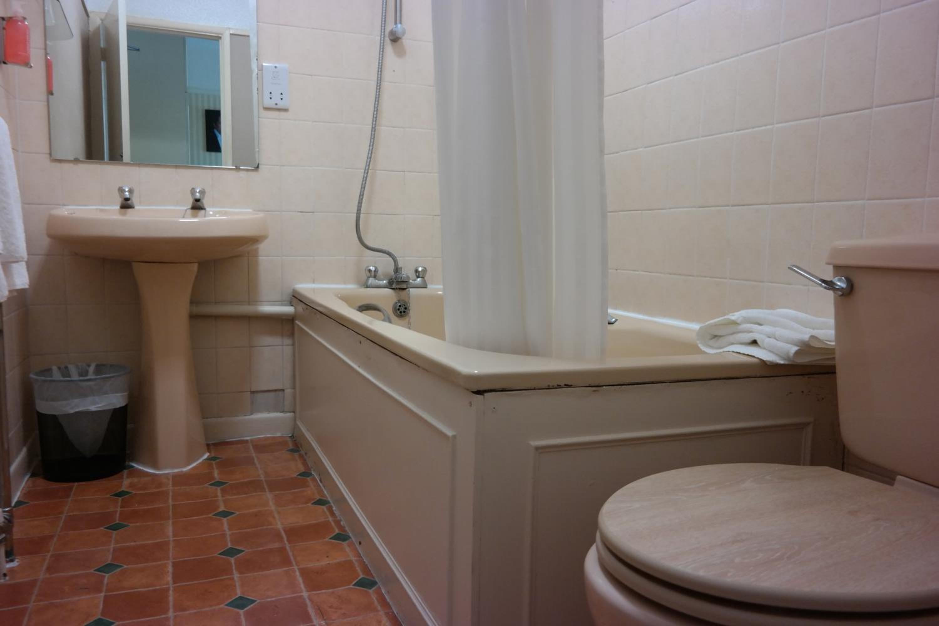 Standard Twin Room - Photo 8