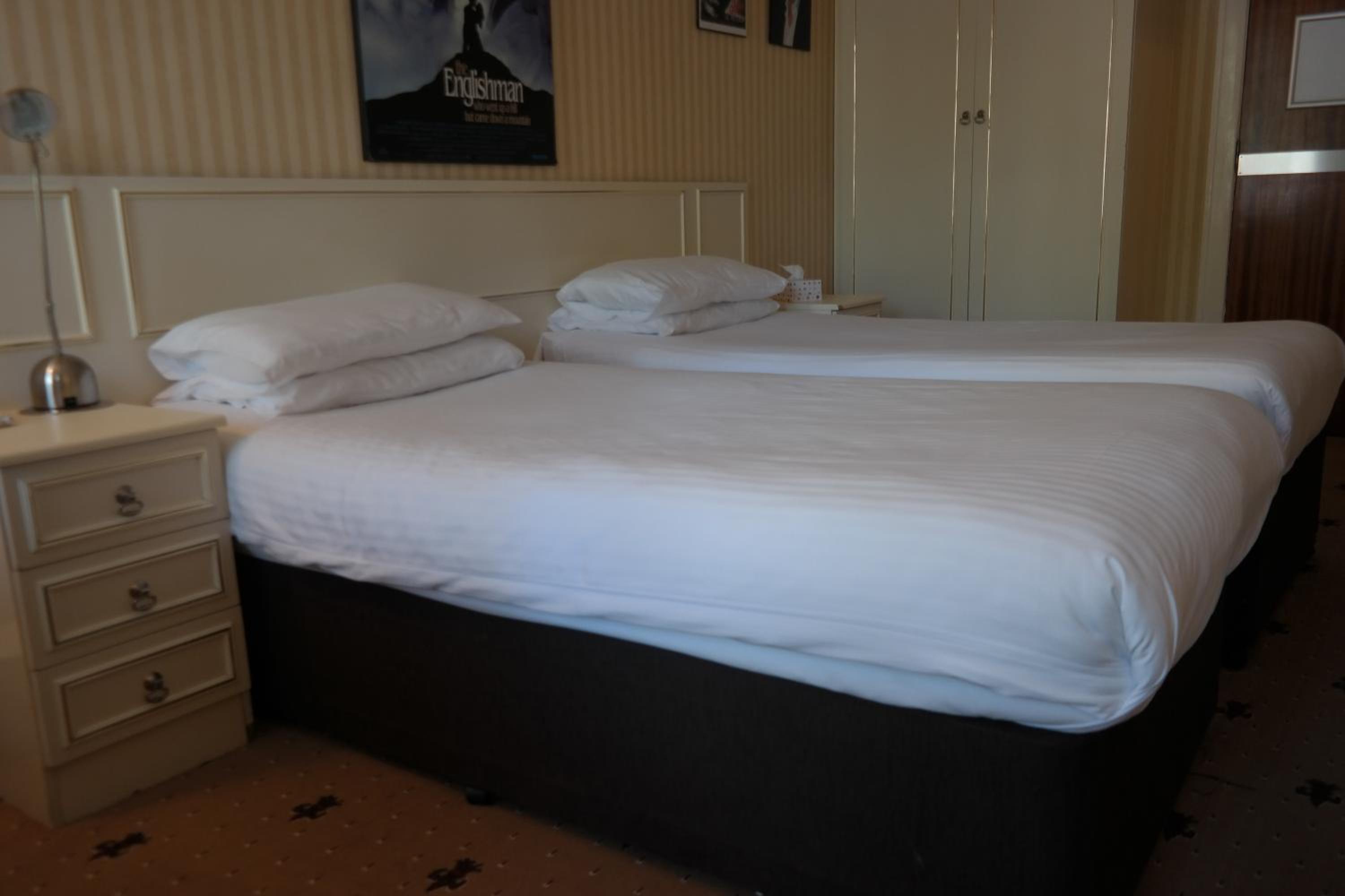Standard Twin Room - Photo 7
