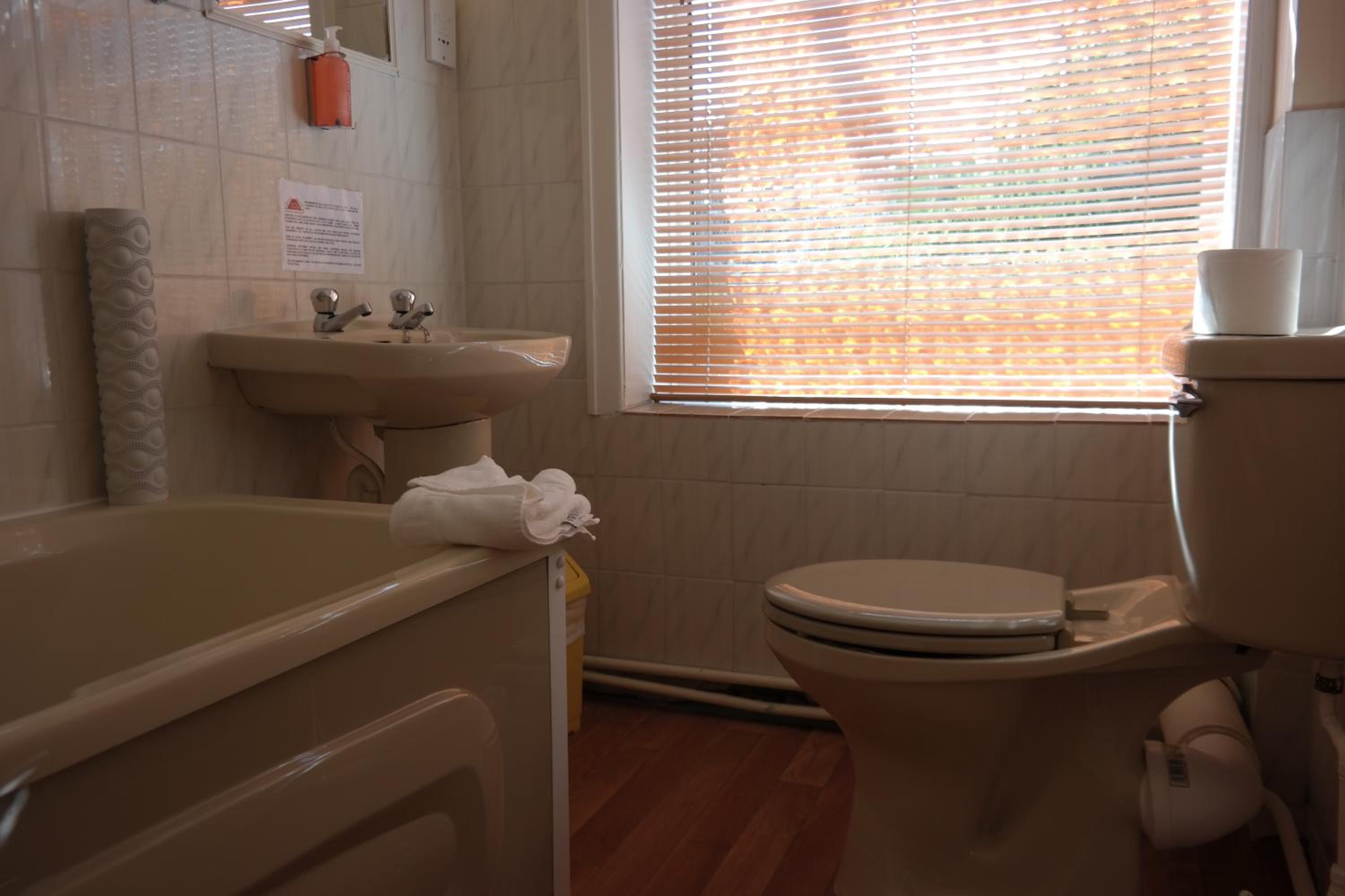 Family Room (2 Adults + 2 Children) - Photo 12