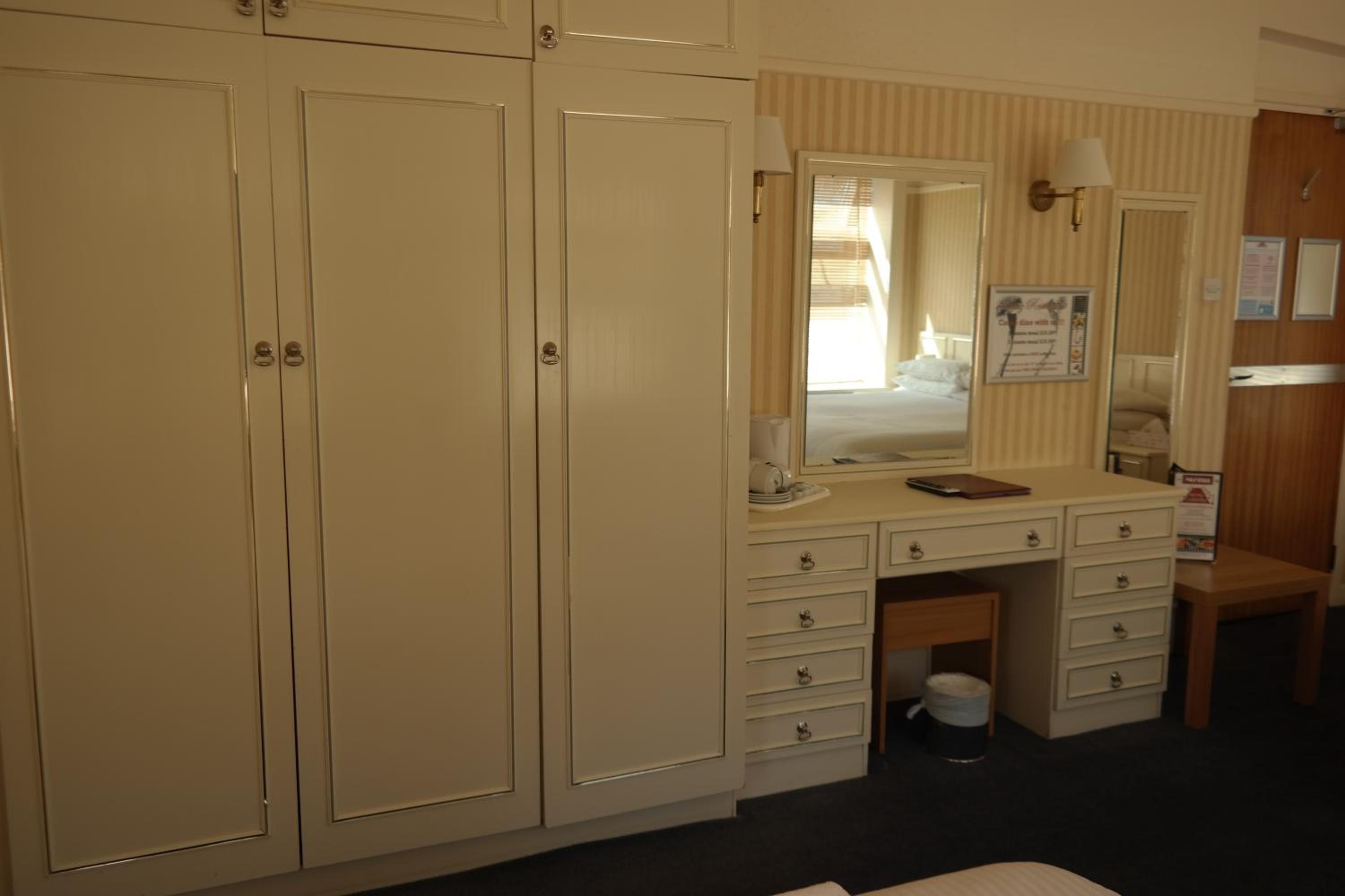 Family Room (2 Adults + 2 Children) - Photo 8