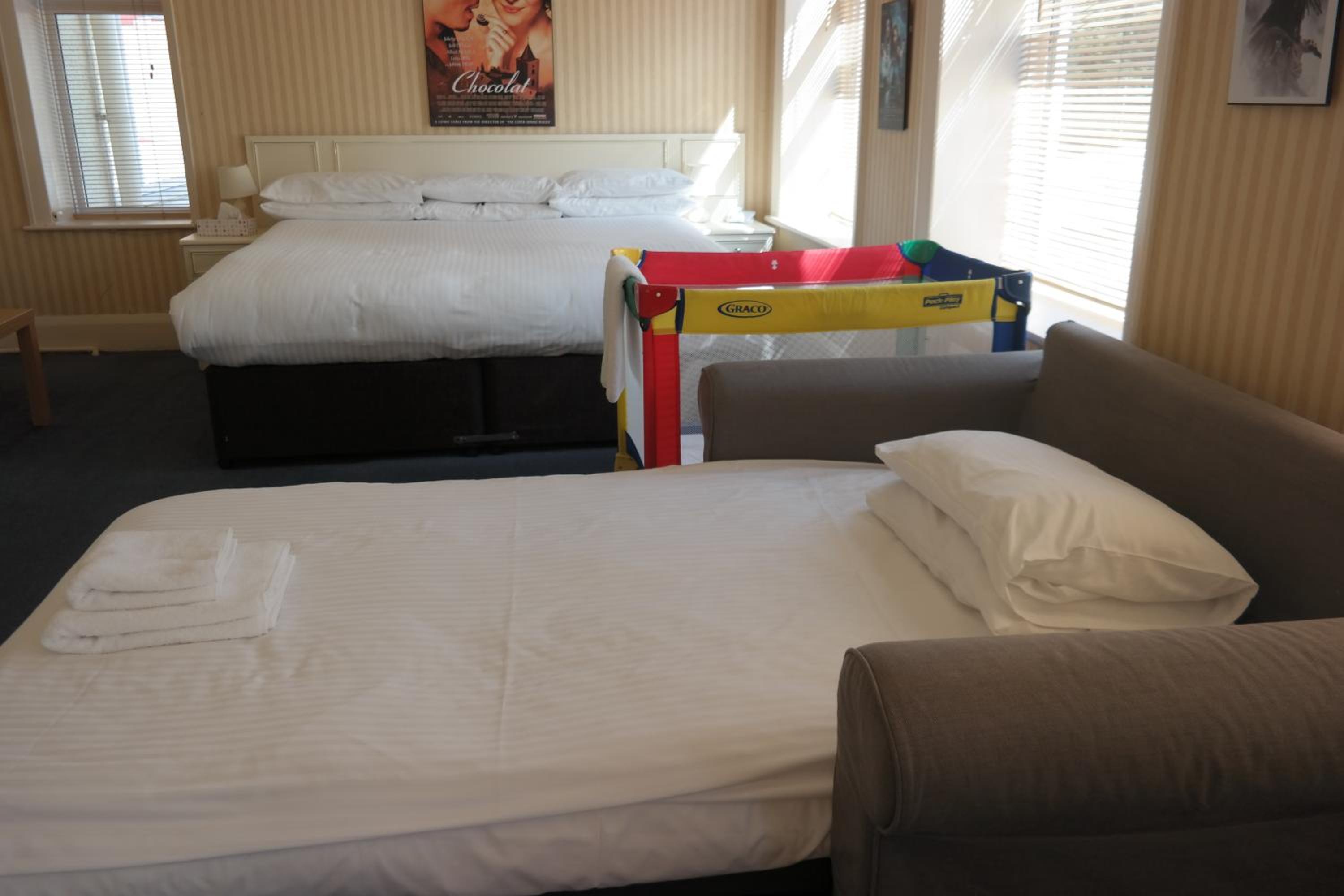 Family Room (2 Adults + 2 Children) - Photo 3