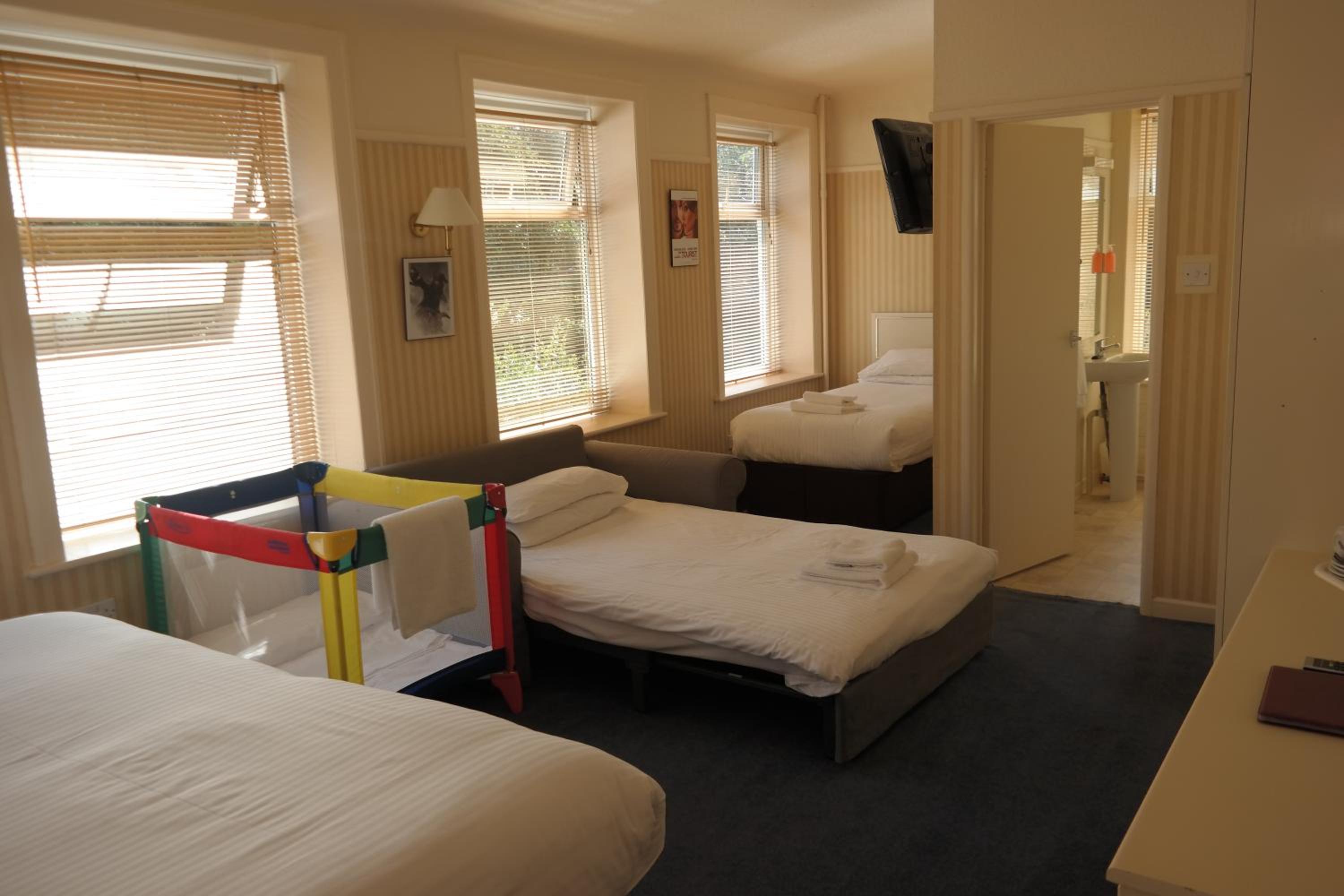 Family Room (2 Adults + 2 Children) - Photo 13