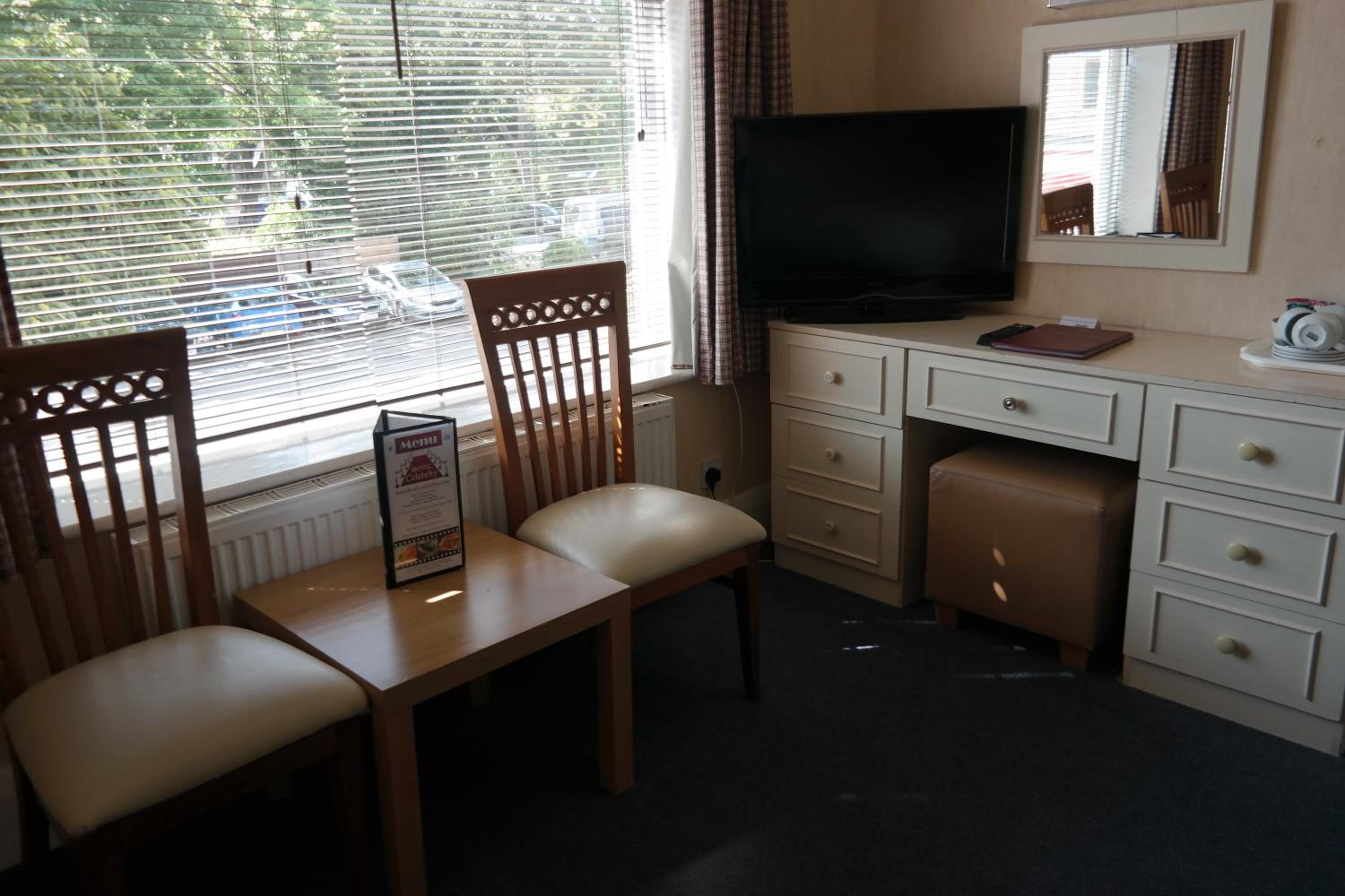 Family Room (2 Adults + 2 Children) - Photo 7
