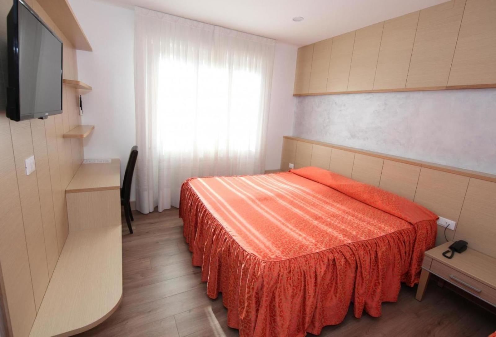 Double Room - Photo 5