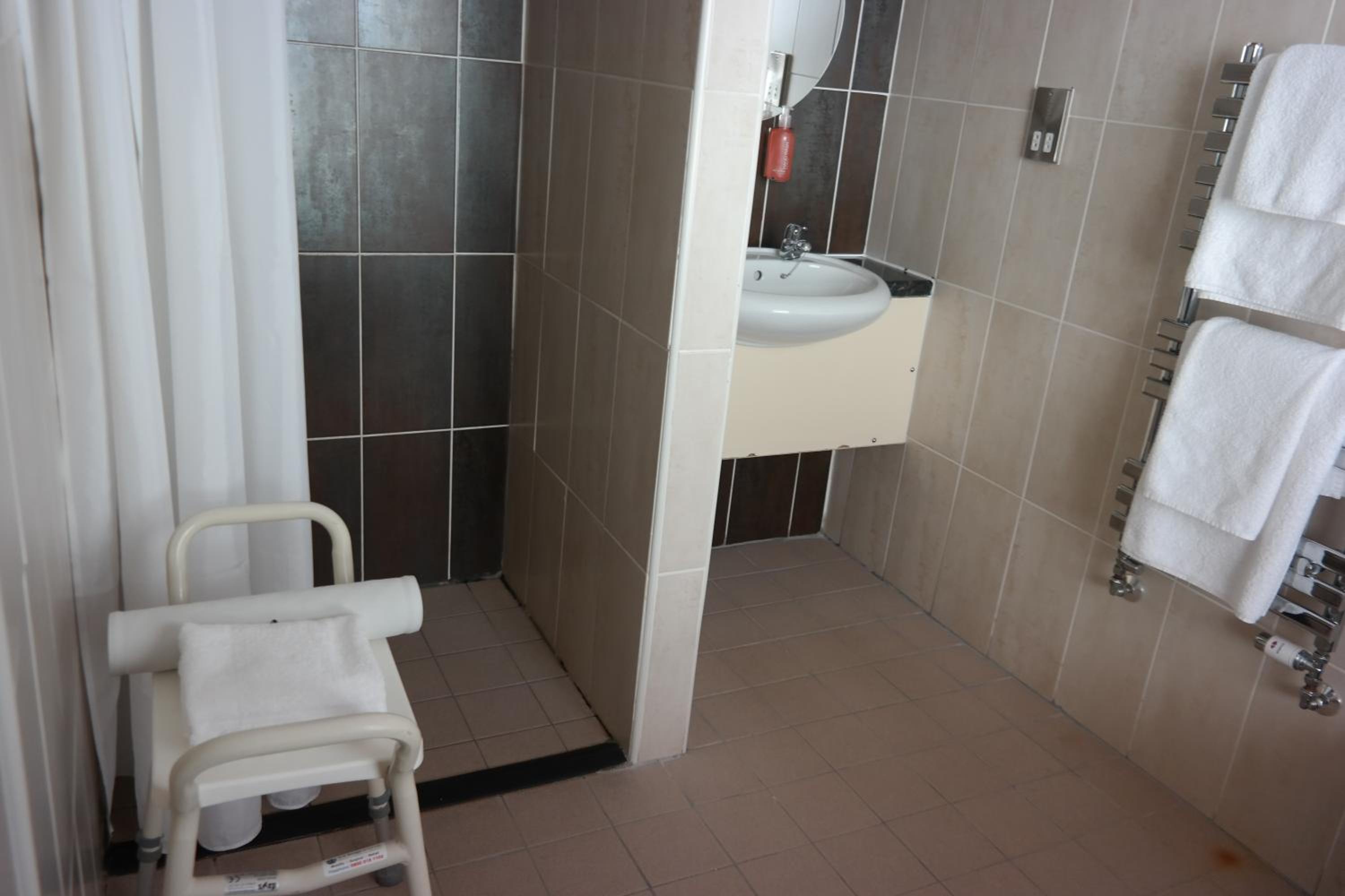 Double or Twin Room - Disability Access - Photo 2