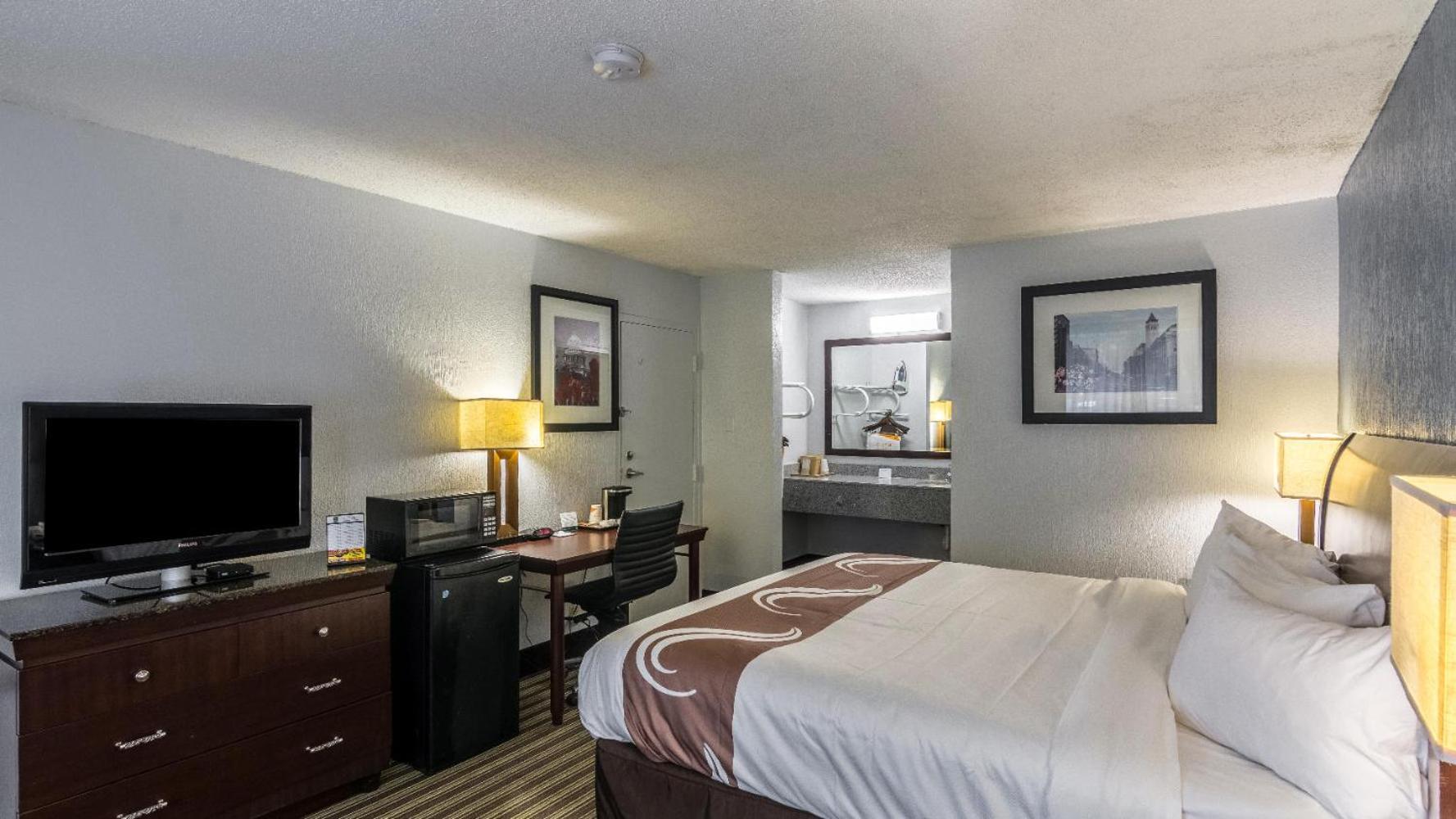 King Room - Non-Smoking - Photo 6