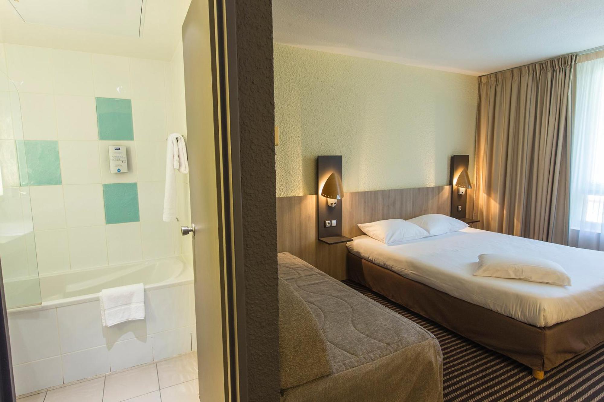 Superior Triple Room with 1 Double and 1 Single Bed - Photo 5