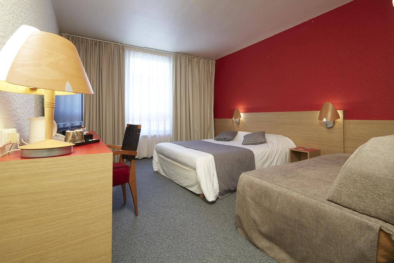 Superior Triple Room with 1 Double and 1 Single Bed - Photo 11