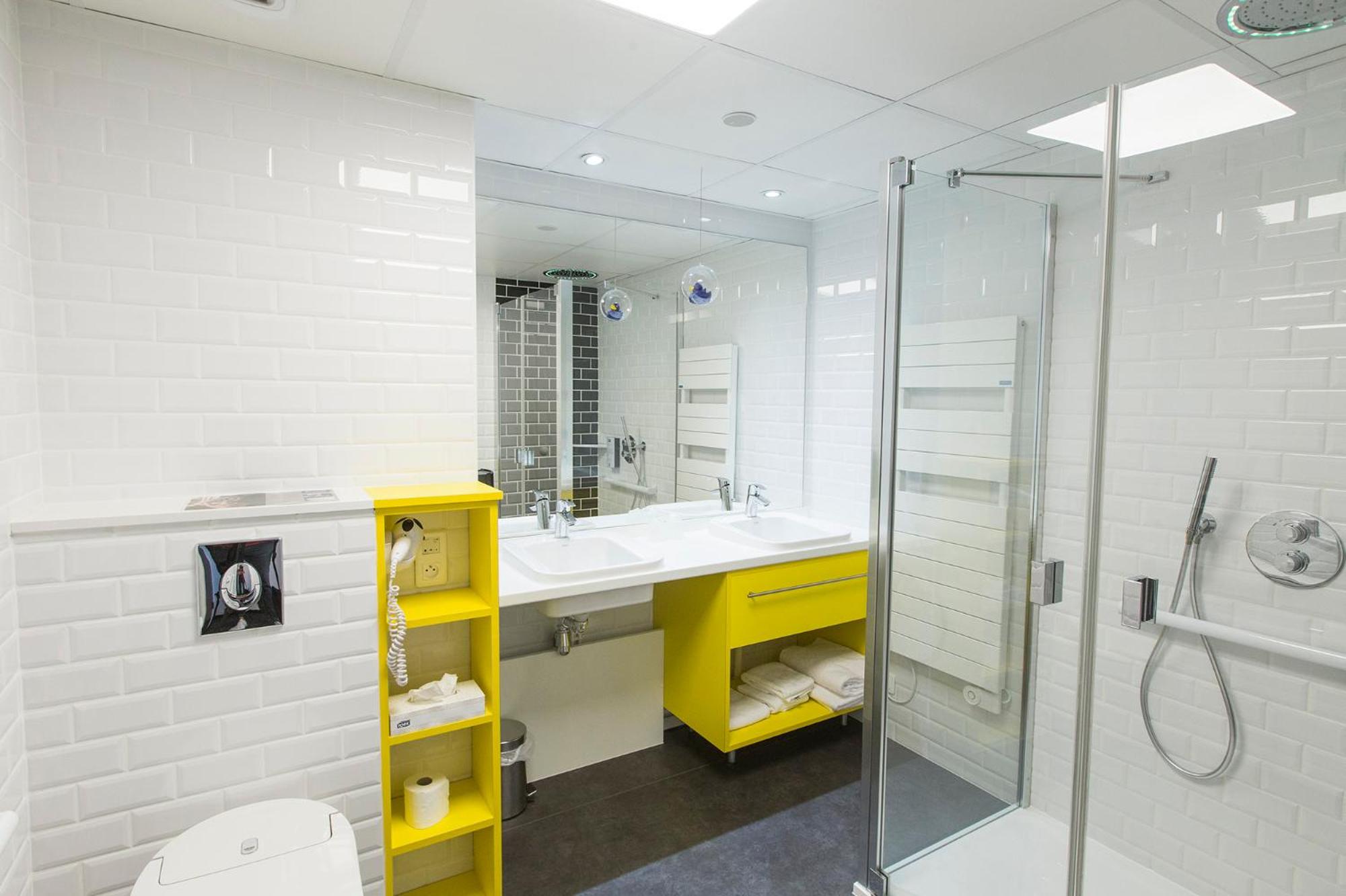 Superior Triple Room with 1 Double and 1 Single Bed - Photo 6