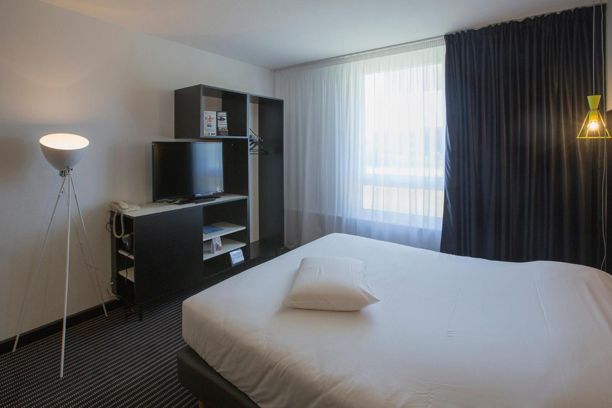 Superior Triple Room with 1 Double and 1 Single Bed - Photo 8