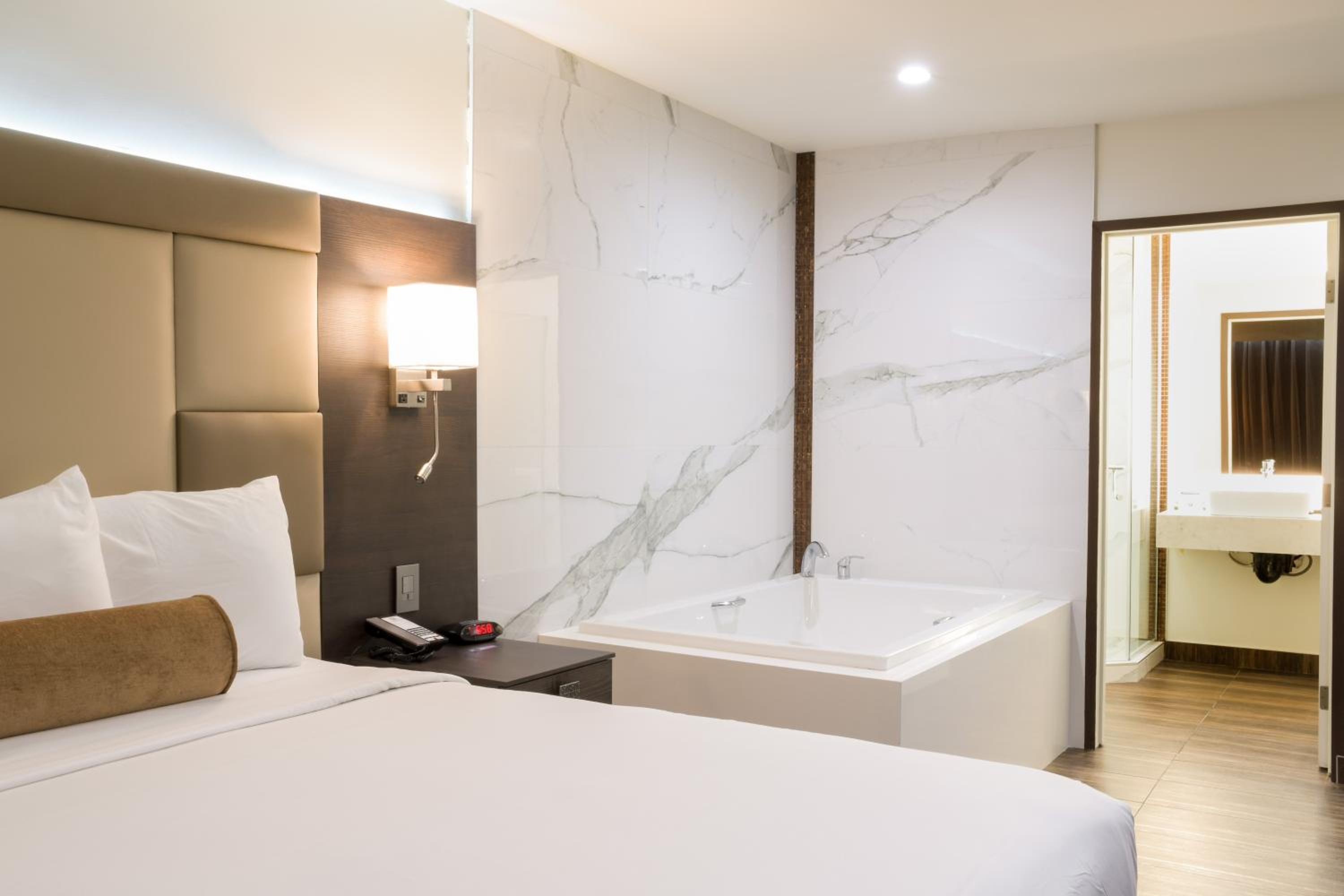 Romantic Suite, 1 King Bed, Jetted Tub