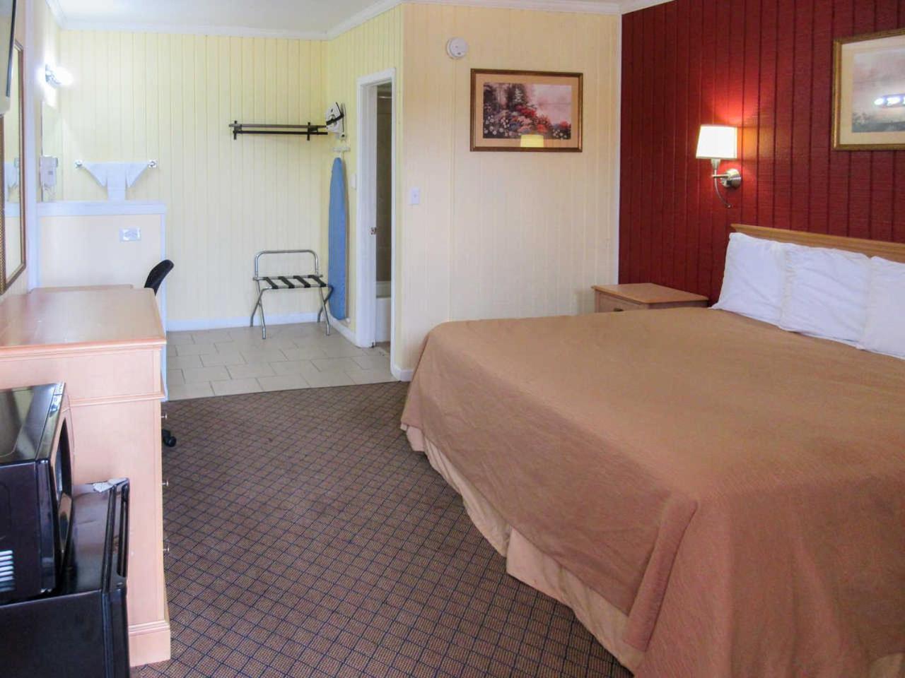 King Room - Non-Smoking photo 2