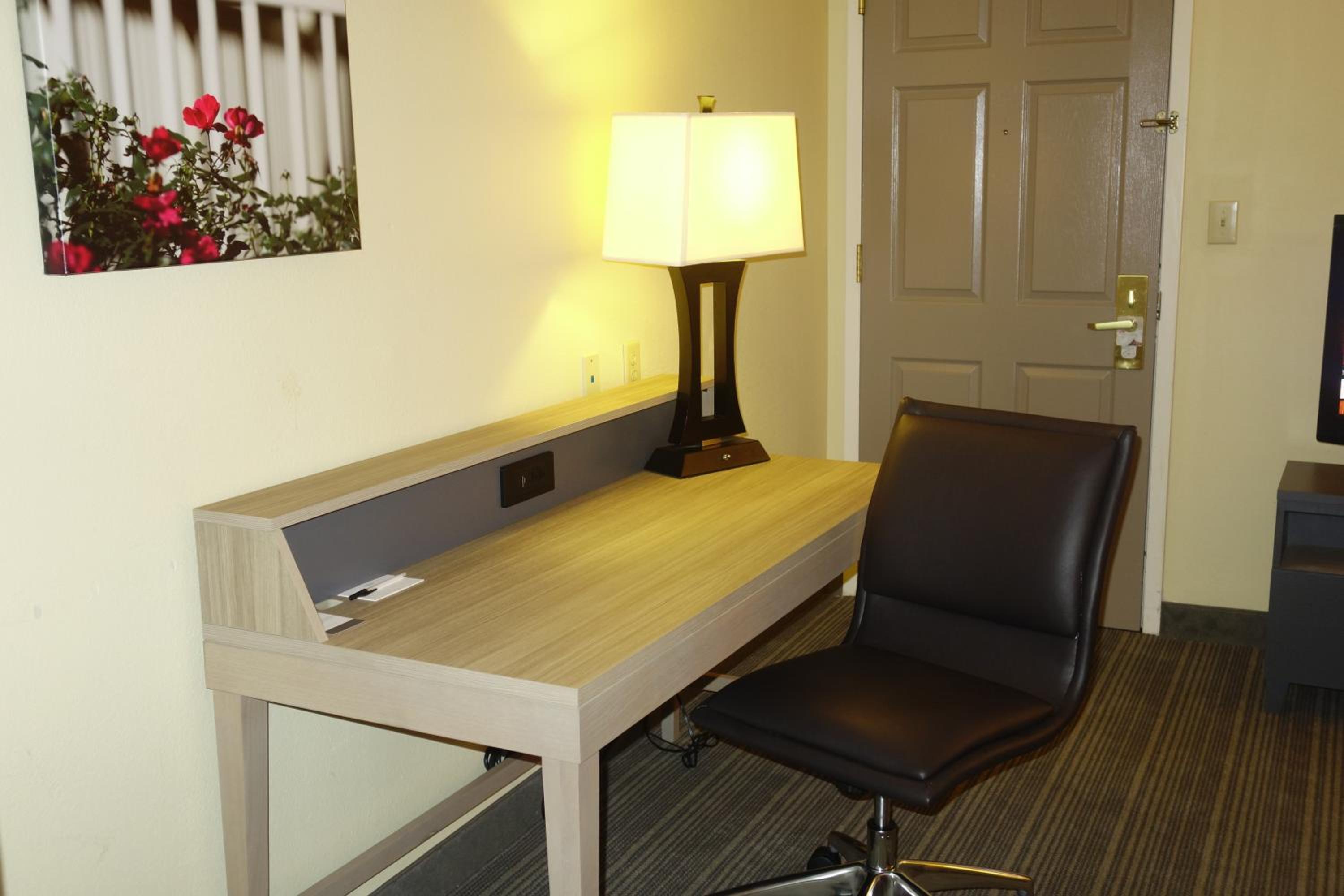 One-Bedroom King Suite - Non-Smoking - Photo 6