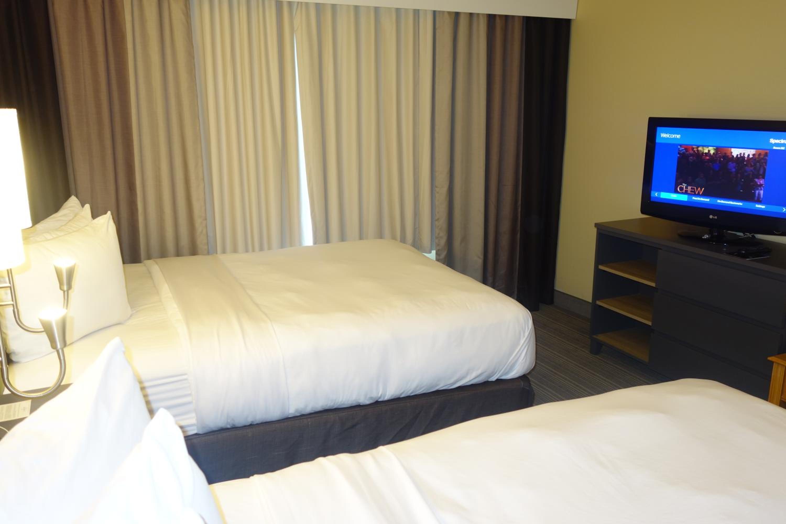 One-Bedroom Queen Suite with Two Queen Beds - Non-Smoking - Photo 4