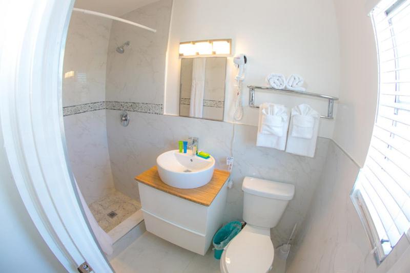 Pool Side Suite Queen - Photo 2