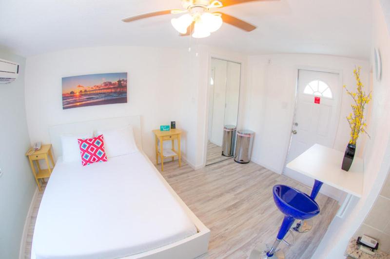 Standard Suite Queen Bed - Photo 2