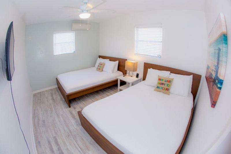 Grand Standard Suite Two Queen Beds - Photo 4