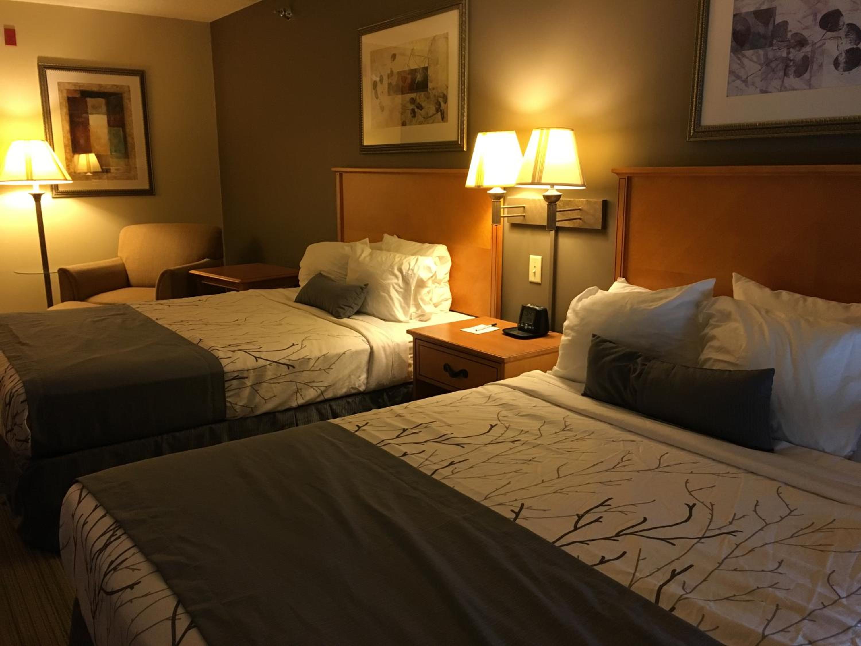 Queen Room with Two Queen Beds - Non-Smoking - Photo 3