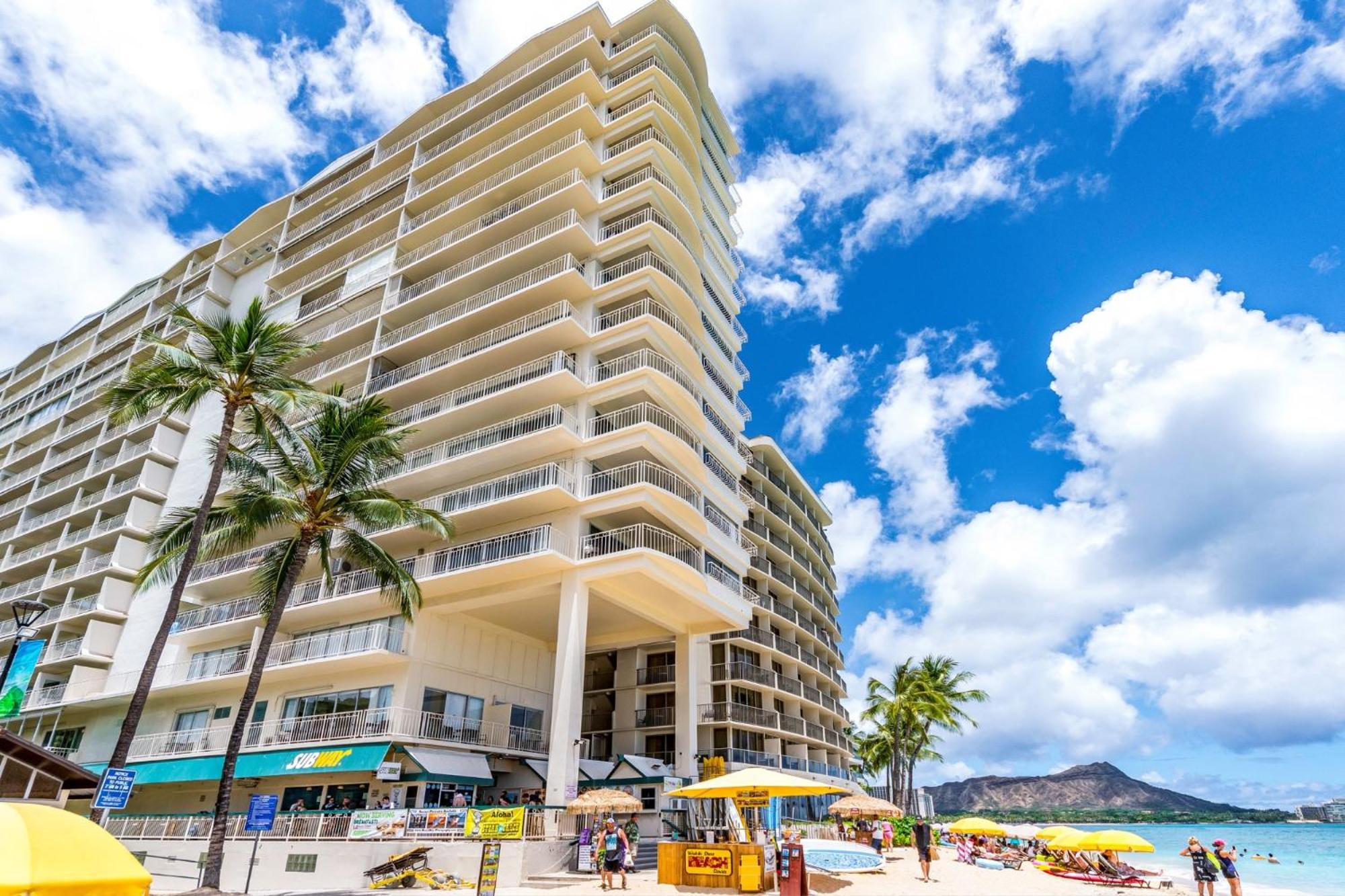 Waikiki Shore 1116 Beachfront: hotel building photo