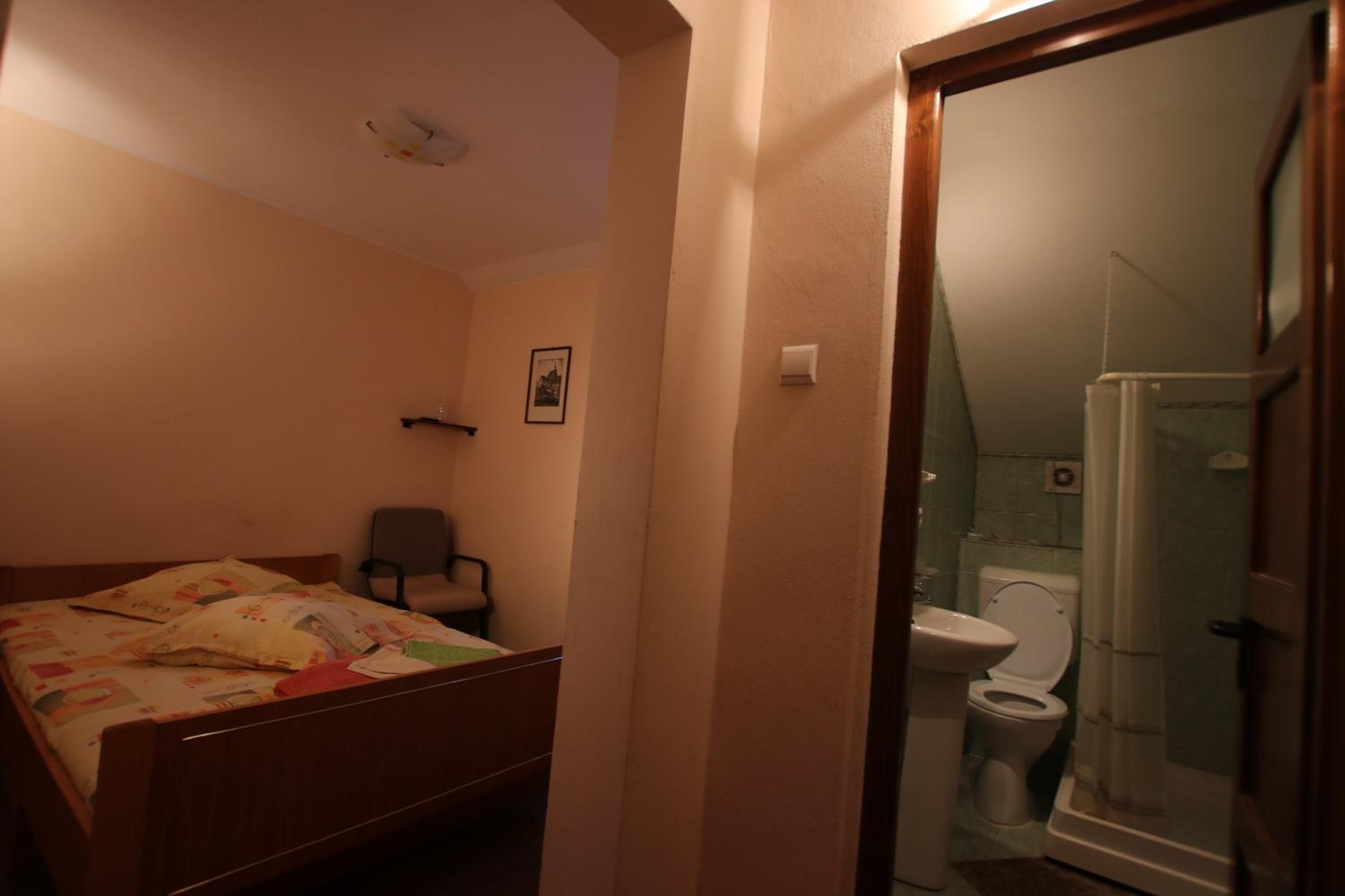 Single Room with Private Bathroom photo 3