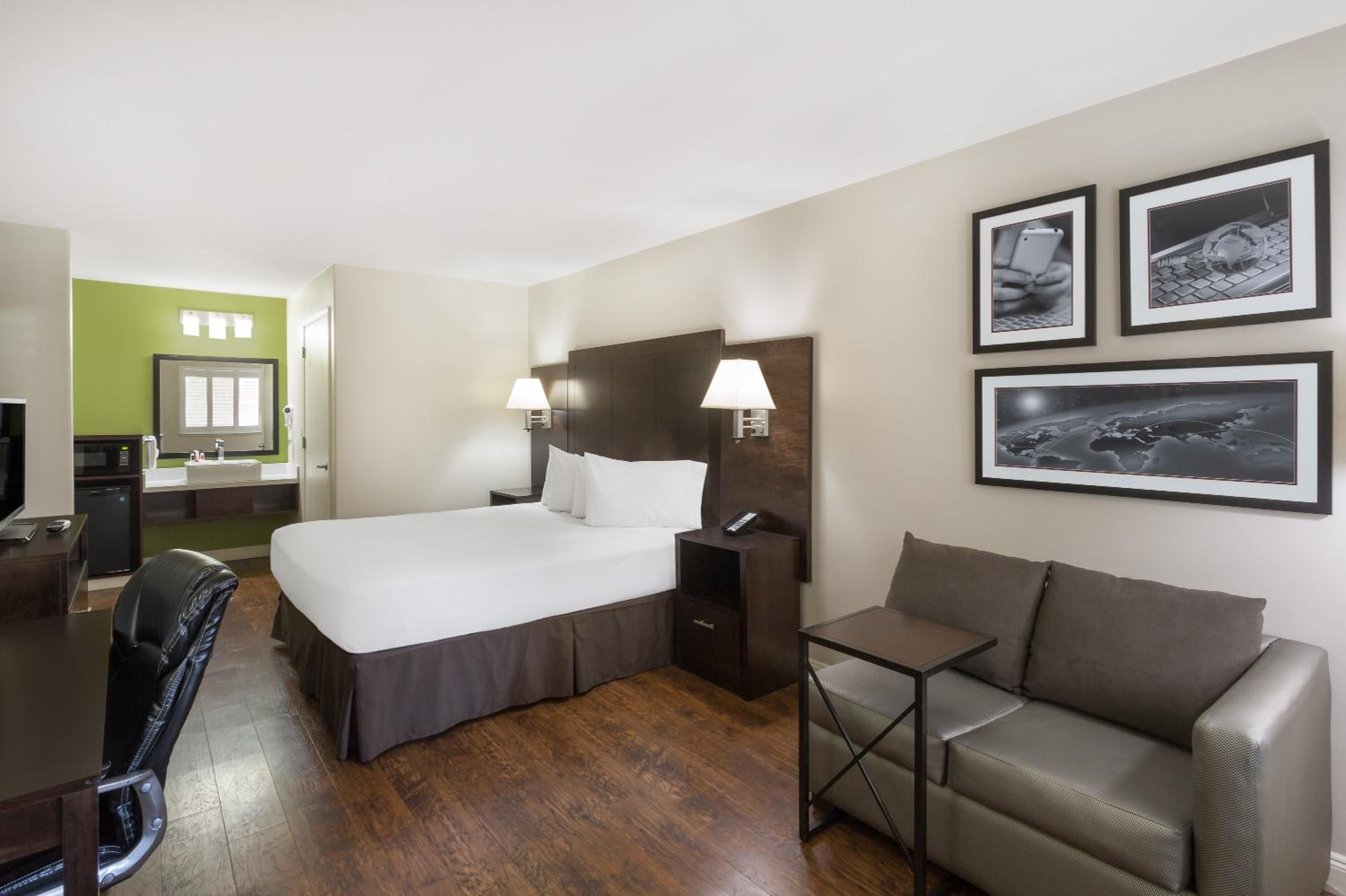 King Room - Non-Smoking - Photo 6