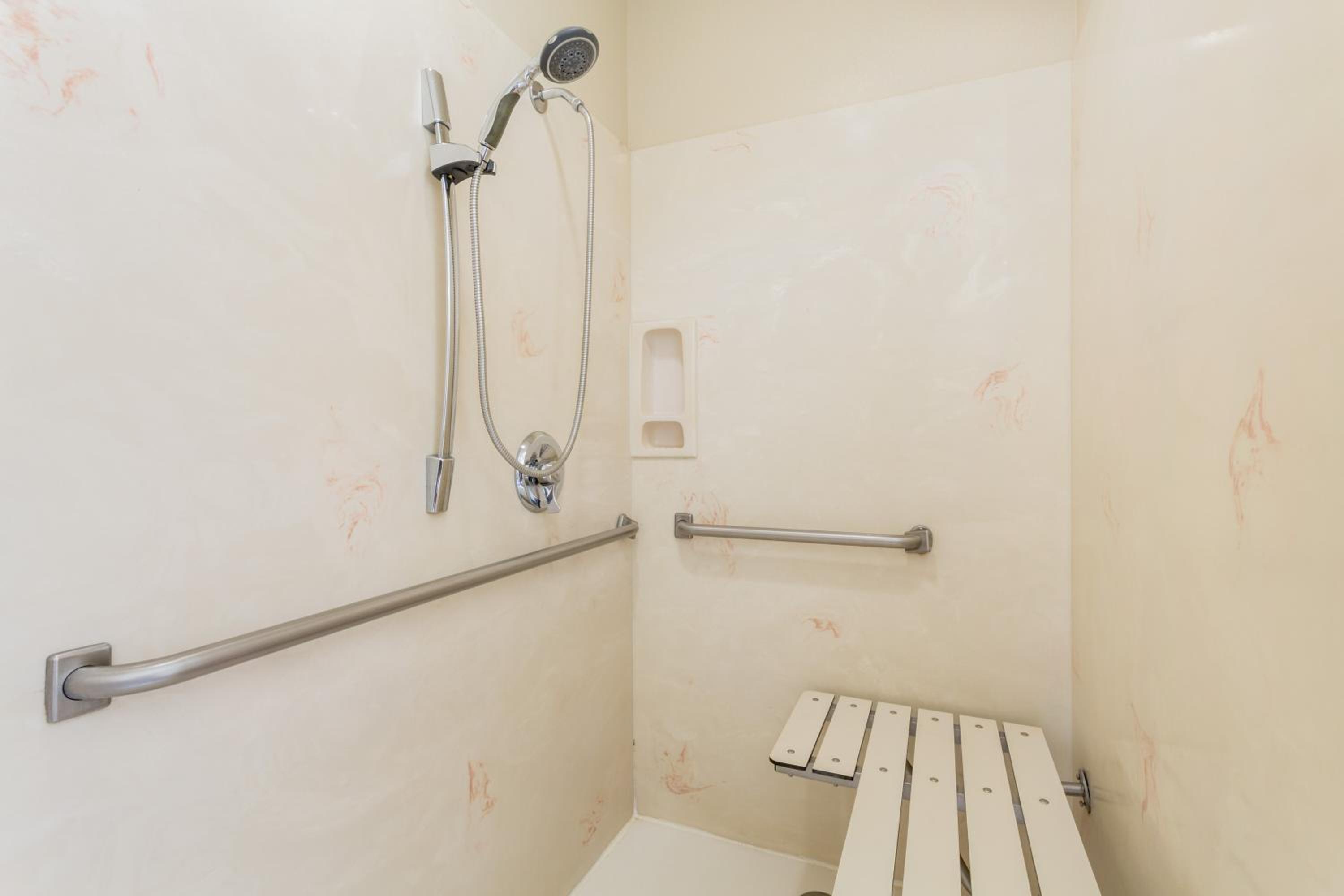 King Room with Mobility/Hearing Impaired Access - Non-Smoking - Photo 3