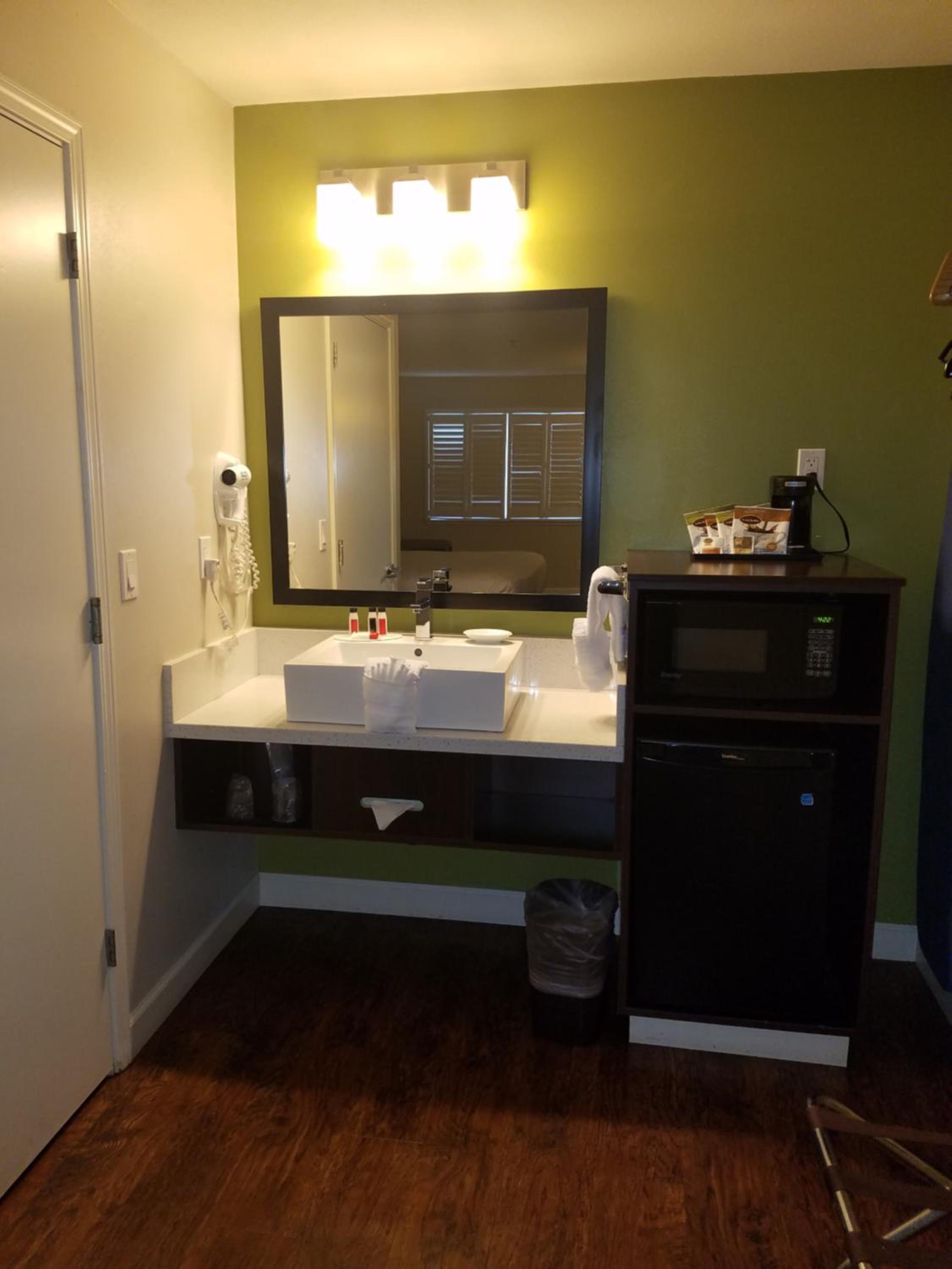 King Room - Non-Smoking - Photo 5