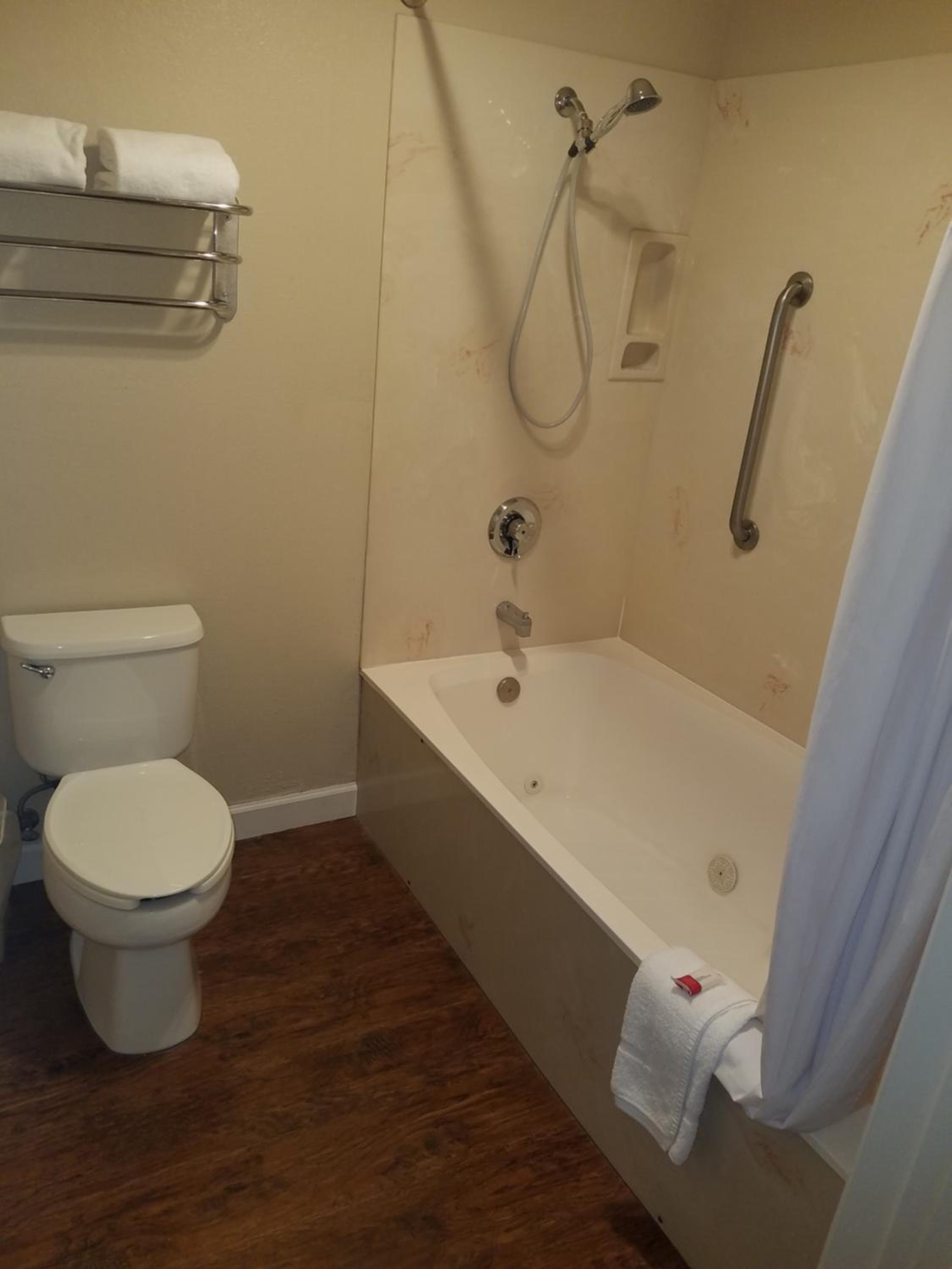 Studio Suite with Two Queen Beds - Non-Smoking - Photo 4
