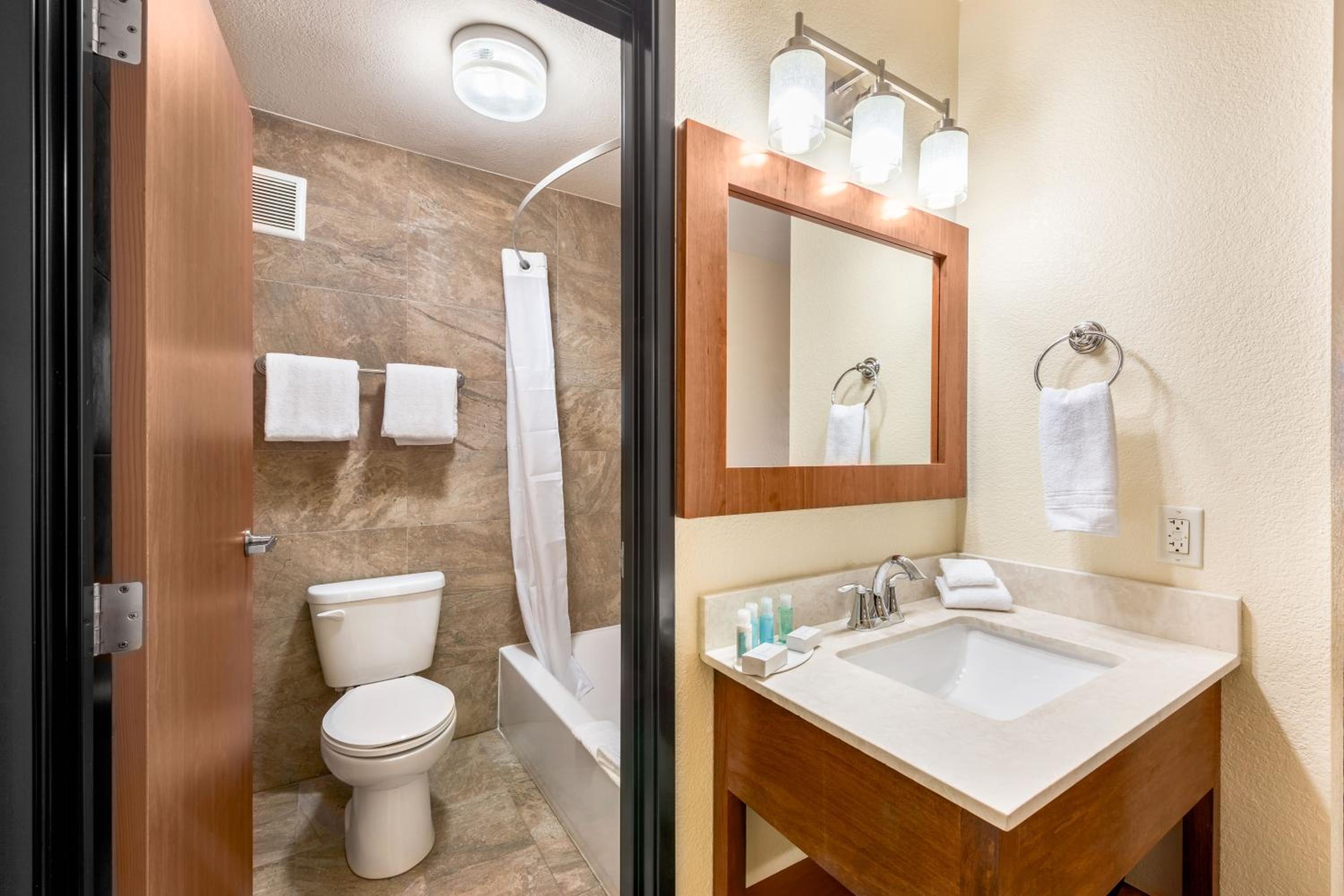 Deluxe King Room - Non-Smoking - Photo 3