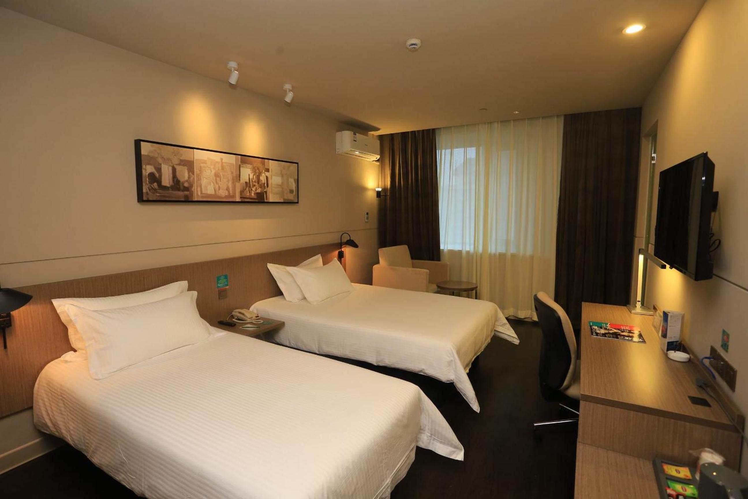 Standard Twin Room With City View photo 3