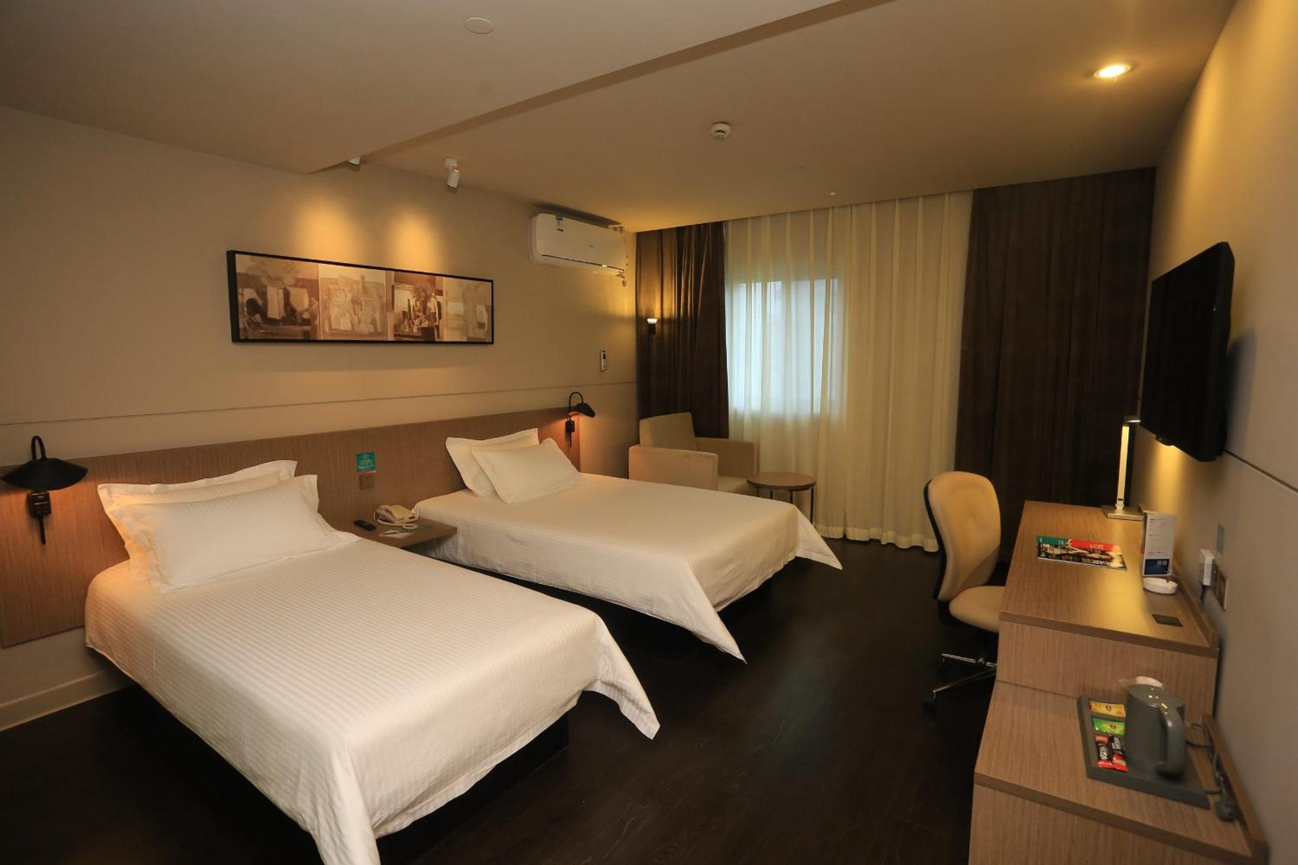 Double Room (2 Adults + 1 Child ) photo 2