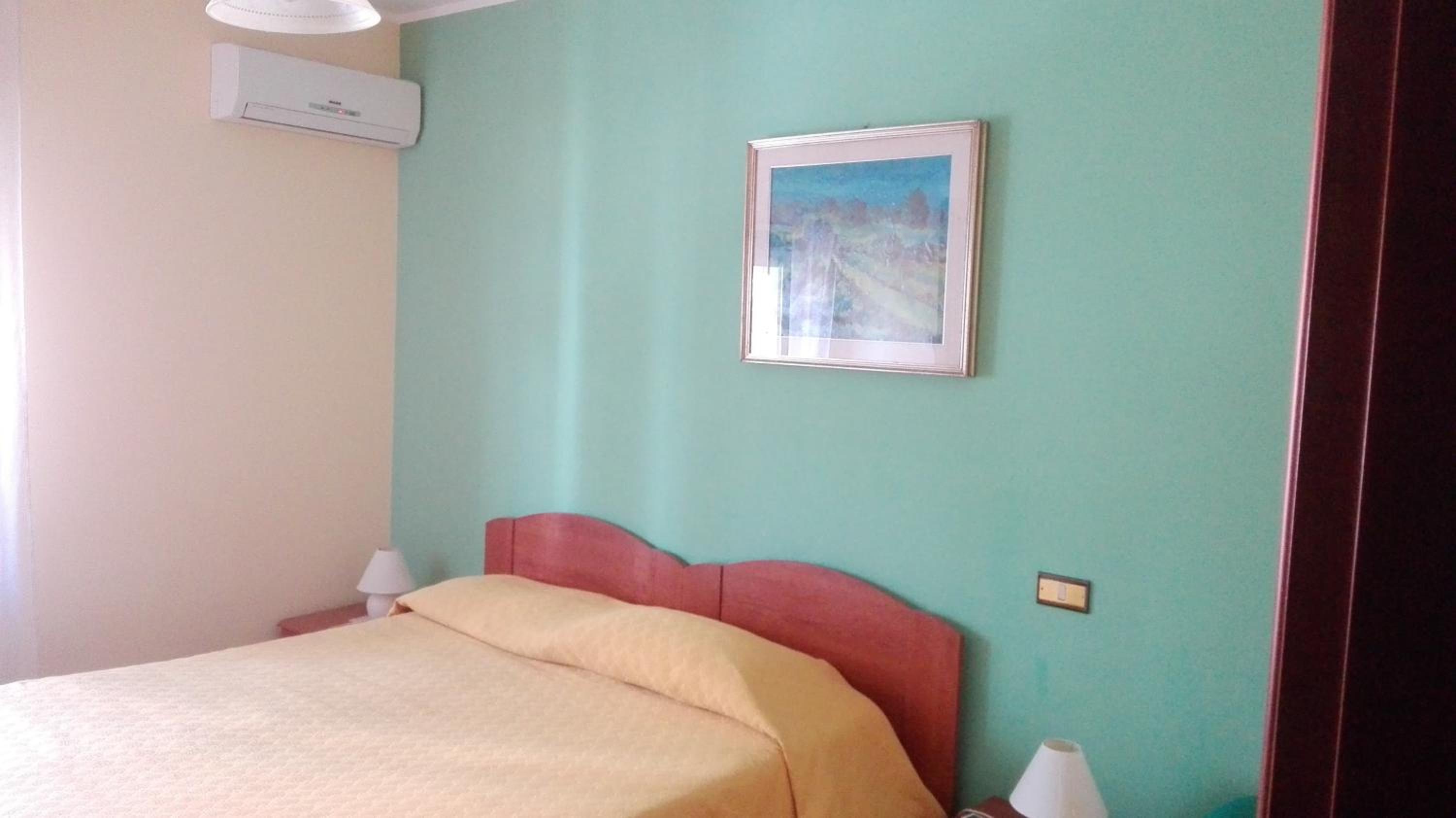 Double or Twin Room with Private Bathroom - Photo 6