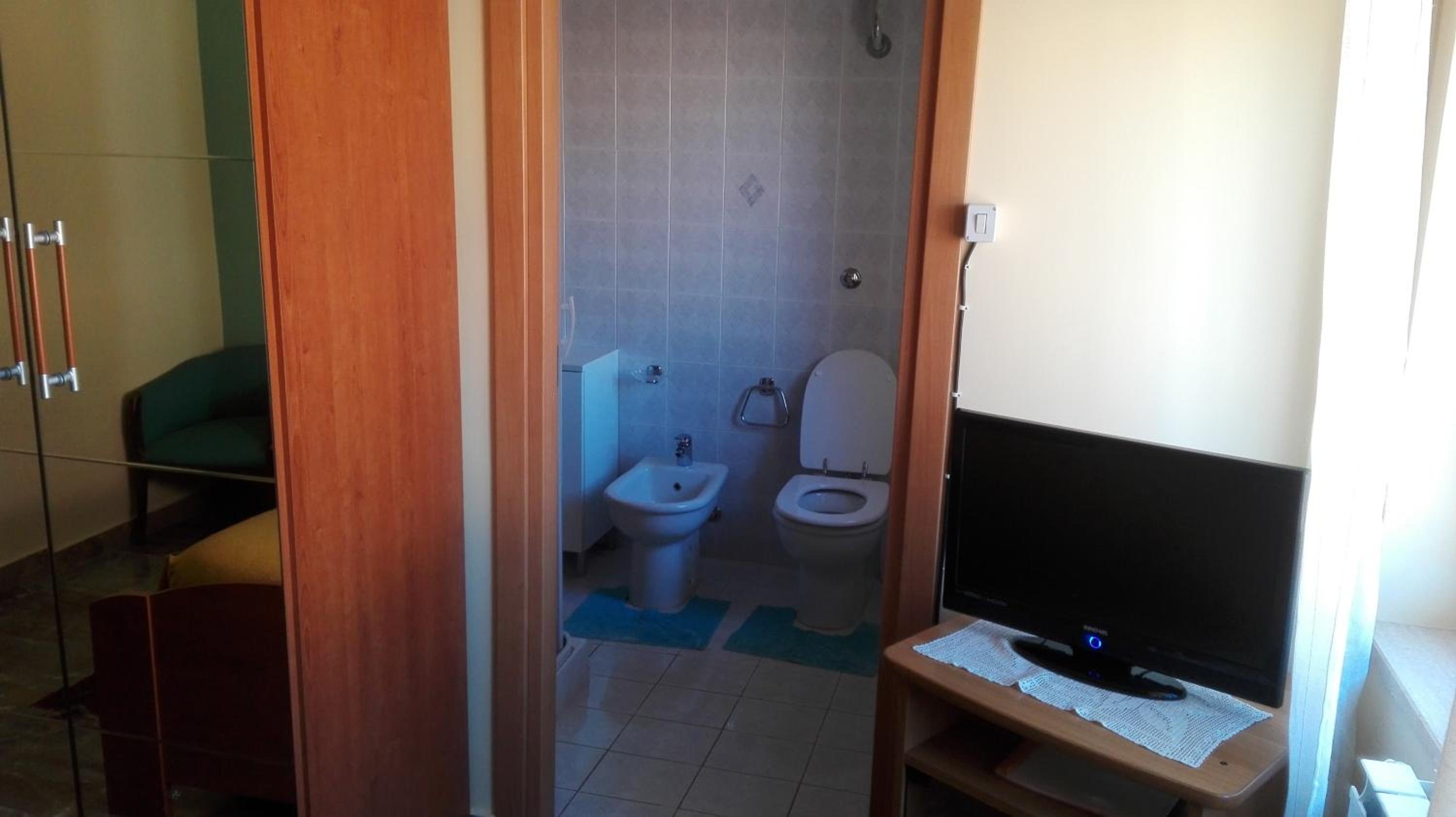 Double or Twin Room with Private Bathroom - Photo 3