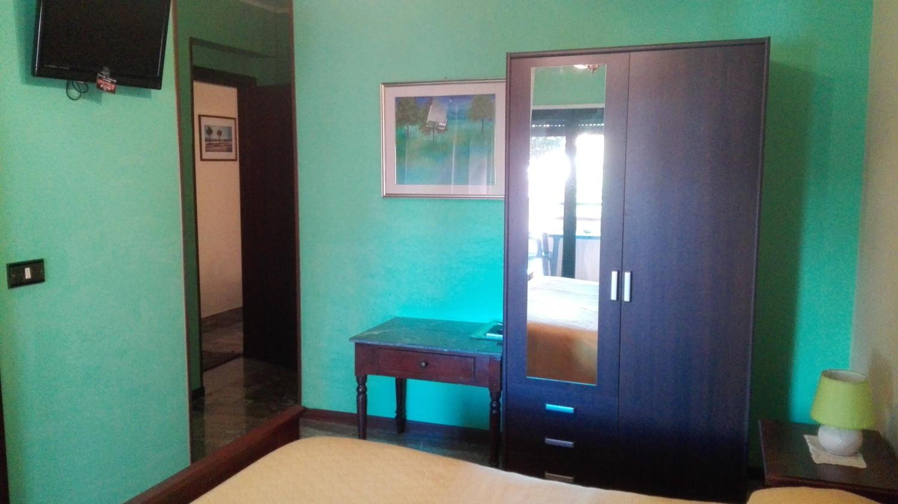 Double Room with Balcony - Photo 9