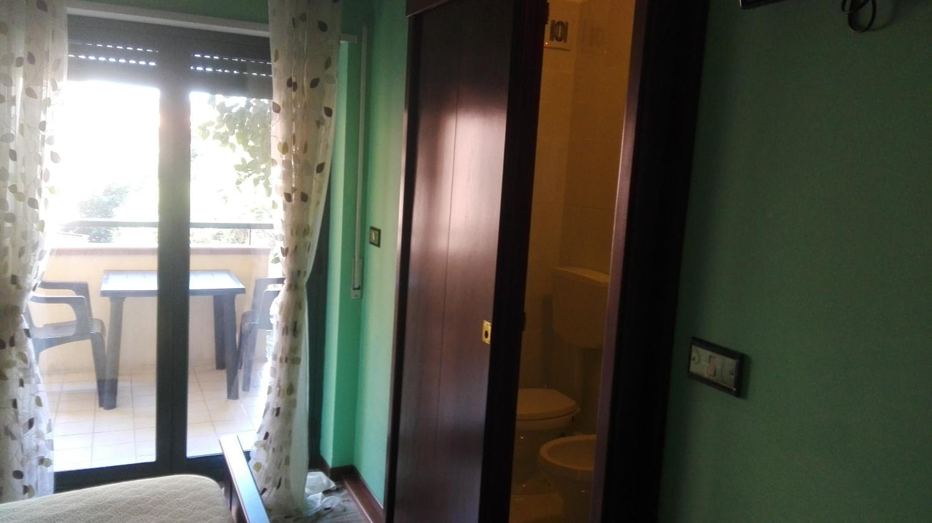 Double Room with Balcony - Photo 3