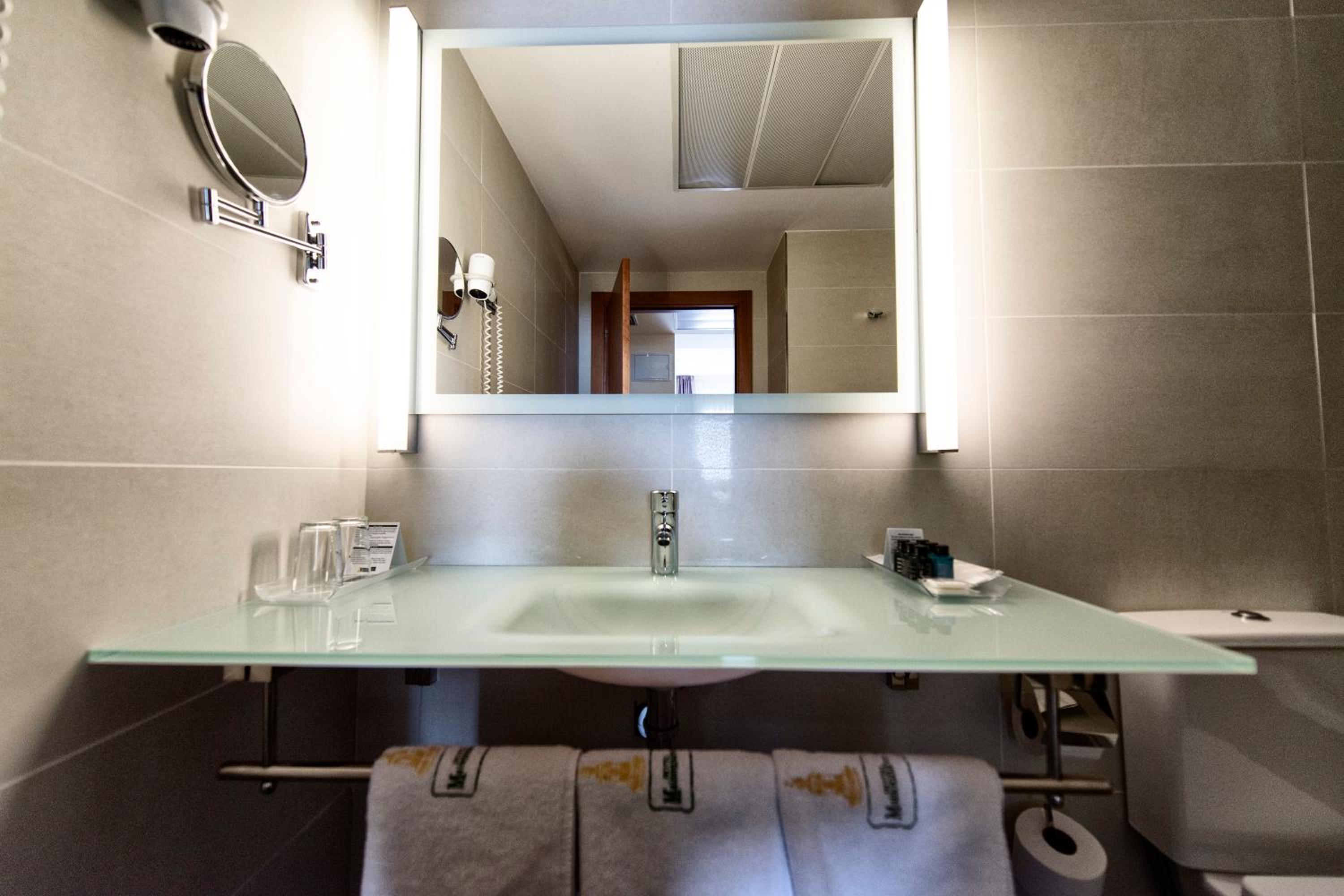 Double or Twin Room - Photo 7